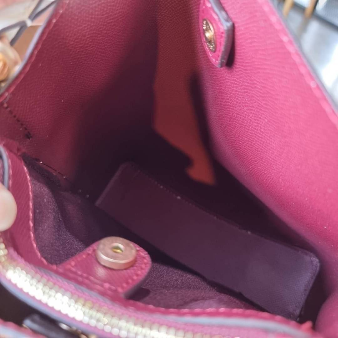 COACH 2312 SMALL TOWN BUCKET BAG IN SIGNATURE CANVAS รุ่นยอดนิยมใบเล็กมาครบสีแล้วจ้า กระเป๋าทรงบัคเก็ต สีผู้ดี๊ผู้ดี ตัวกระเป๋าดีไซน์คลาสสิคลายซี ดูโดดเด่น วัสดุหนังแคนวาสเคลือบลาย สวยคมทุกมุมจริงๆ!! เปิด-ปิดด้วยกระดุมแม่เหล็กทั้ง 2 ฝั่ง ภายในเป็นช่องโล่ง