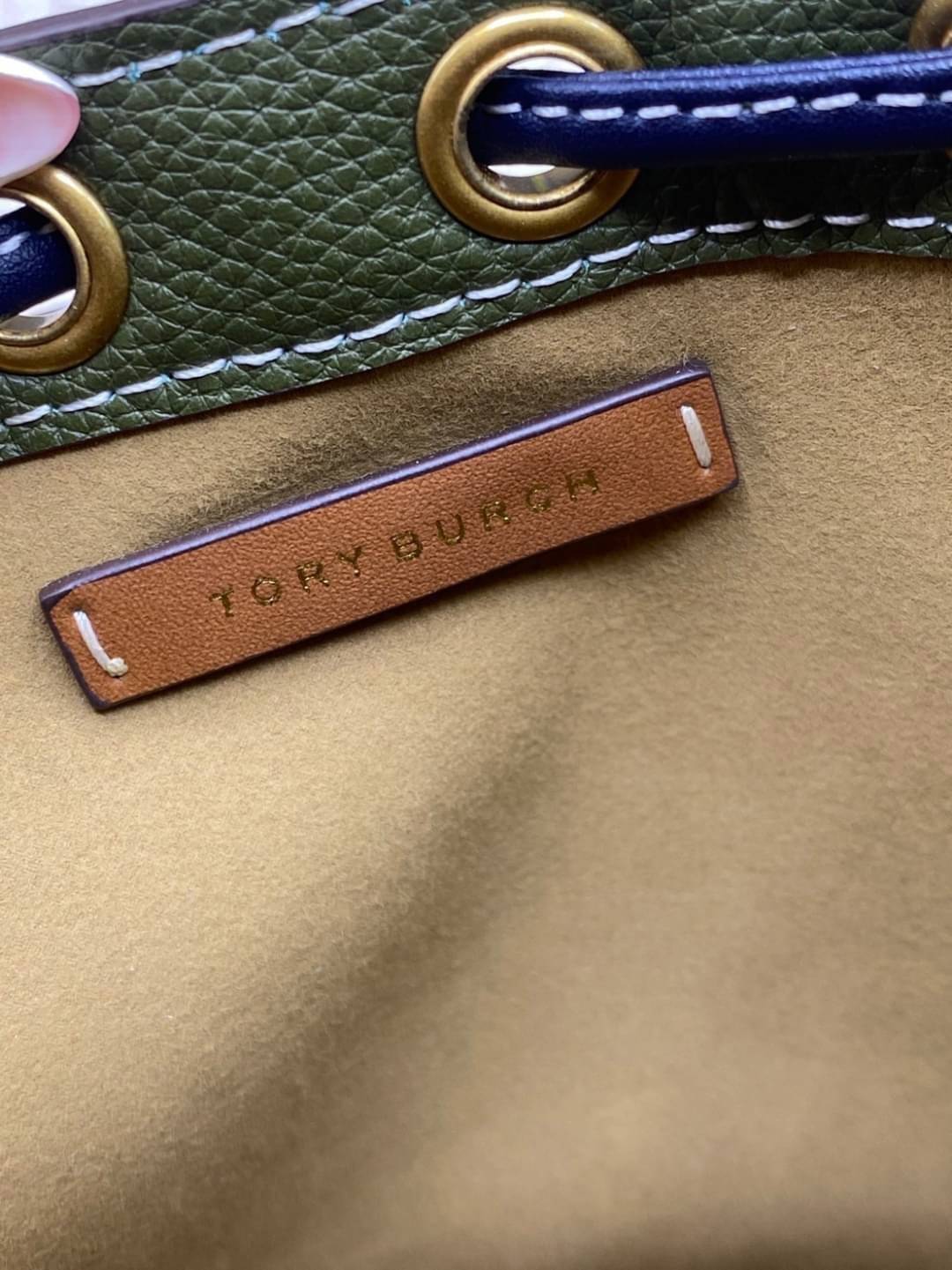 Tory Burch T Monogram Calf Hair Mini Bucket Bag กระเป๋าทรงถังผลิตขึ้นอย่างพิถีพิถันด้วยขนลูกวัวพิมพ์ลาย ตัดแต่งหนังอย่างดี