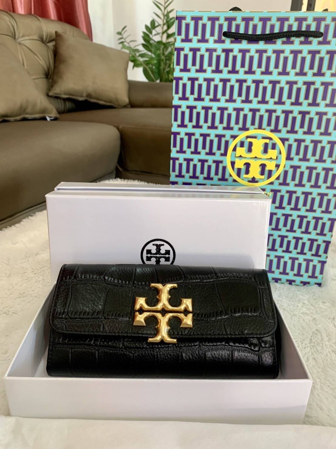 TORY BURCH Croc Long Wallet กระเป๋าสตางค์ใบยาว วัสดุหนังแกะสังเคราะห์ อะไหล่อทองโดดเด่นที่ด้านหน้า หนังเงาขึ้นรูปสวย เปิด-ปิดด้วยกระดุม ด้านในกระเป๋าแบ่งออกเป็นPatation มีช่องชิปยาวตรงกลาง มีช่องสำหรับ 6 ใบ งานสวยพร้อมส่งให้รับทรัพย์กันแล้ววันนี้