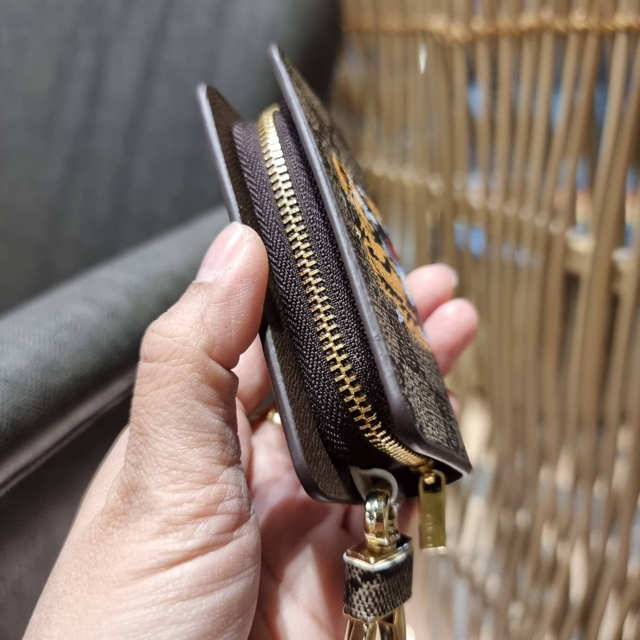 VIP 】SUPER EXCLUSIVE GC GWP KEY FOB WITH GIFT BOX 🎊🐯🐍 ต้อนรับปีแห่งความปัง!! กระเป๋าเก็บกุญแจรุ่นพิเศษ!! เอ็กซ์คลูซีฟมาก!! วัสดุหนังแคนวาส ปั๊มลายคมสวย!! เปิด-ปิดด้วยซิปปั๊มแบรนด์ มีหัวพวงกุญแจห้อย สำหรับเกี่ยวเข้ากับกระเป๋าใบใหญ่