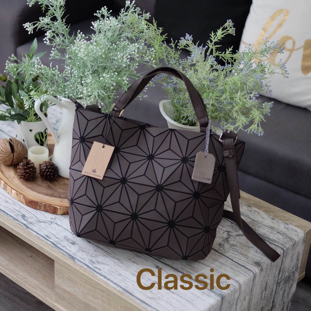 New Collection ka ' Matte Color ' ✨✨ สีด้าน มีให้เลือกถึง 4 สี 🍭🍭แถมยังลาย Limited edition หายาก 👍ปรับทรงได้ 2 แบบ น่ารักมาก จากแบรนด์ David Jones กระเป๋าสะพายข้างดีไซน์เกร๋มาก สีสวยหรูมาก ขนาดกะลังดีเลย น้ำ