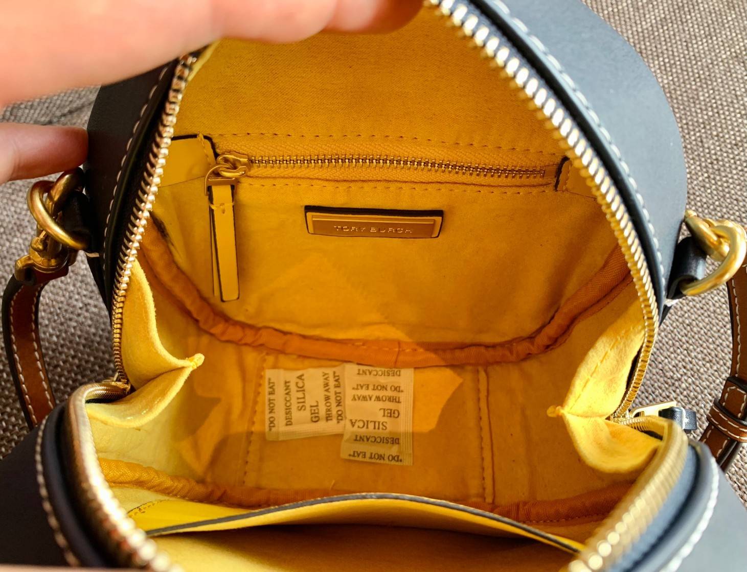 TORY BURCH T MONOGRAM JACQUARD CIRCLE BAG ((Large size)) พร้อมส่งที่ไทย สวยก่อนใครที่นี่! กระเป๋าจาก Tory burch รุ่นนี้มาในสไตล์ทรงวงกลม สุดคลาสสิค ดูคล่องตัวมากขึ้น วัสดุJacquardทอลายแบรนด์+ขอบหนังแท้ ได้ลงตัวสวยงามอยู่เหมือนเดิมค่ะ