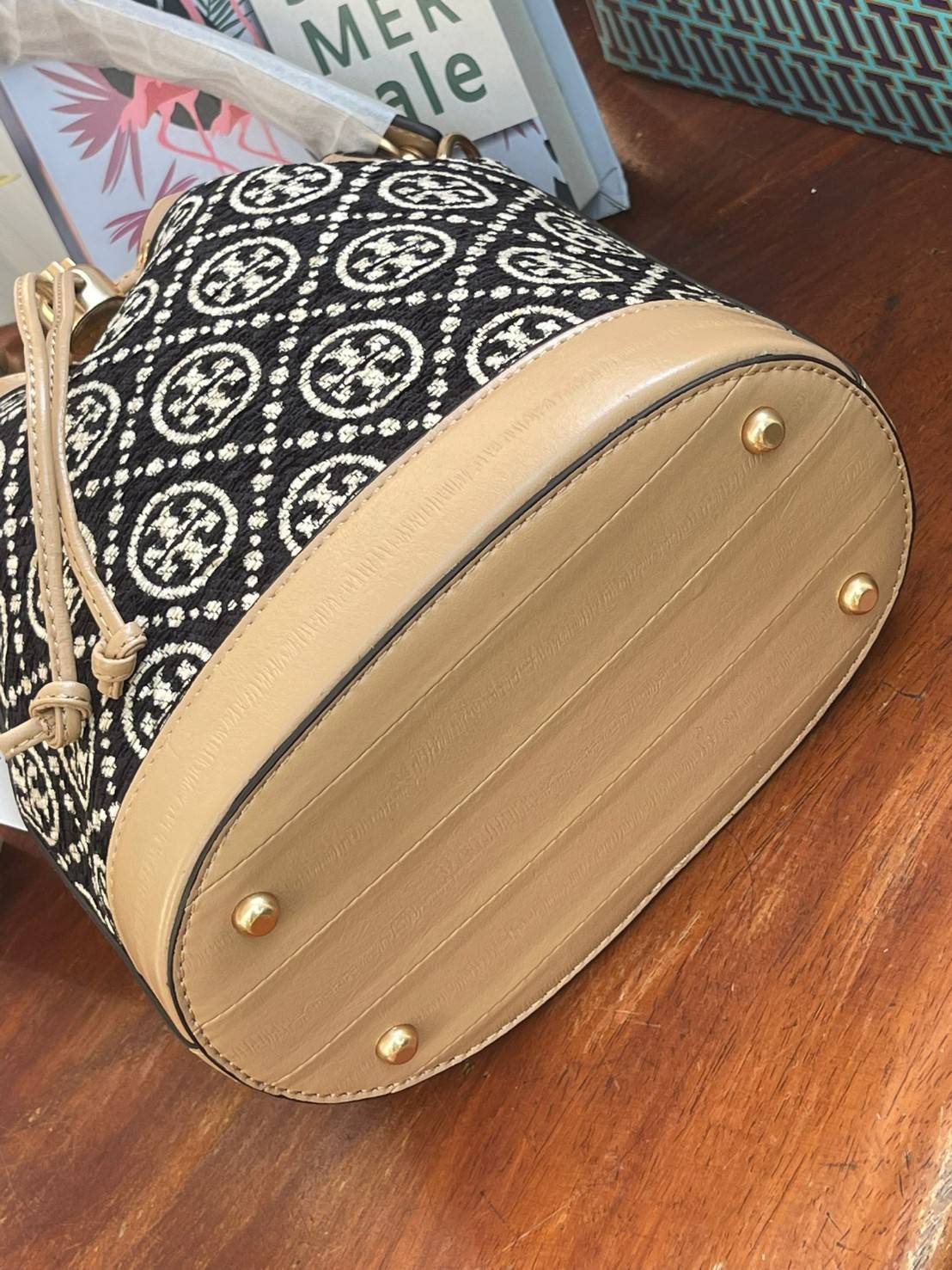 OUTTLET 】Tory burch T Monogram Chenille Bucket Bag เปิดตัวอีกหนึ่งรุ่นกับกระเป๋าลาย T MONOGRAM รุ่นใหม่ล่าสุดจาก TORY BURCH พลาดไม่ได้กับโลโก้สุดคลาสสิก ลวดลาย T Monogram คือวัสดุ chenille หรือที่เรียกว่า ด้านไหมกำมะหยี่ มารังสรรค์ลงบนกระเป๋าBucketใบนี้ เ