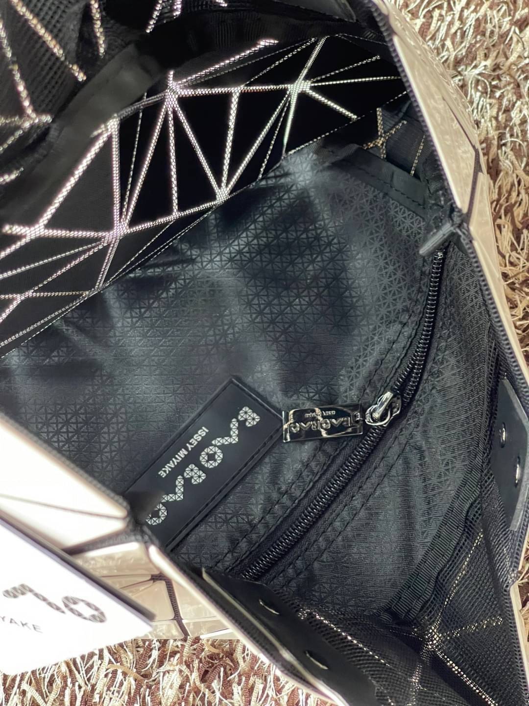 Baobao Issey Miyake 6x6 กระเป๋า Tote รุ่นนี้ถือว่าเป็นกระเป๋า Tote ไซส์กลางที่เหมาะกับการพกพาสิ่งของที่จำเป็นในทุก ๆ วัน มาพร้อมสายที่สามารถปรับได้ทั้งสองสาย และมีช่องใส่ของช่องเล็กด้านใน 1 ช่อง จุของได้เยอะแถมยังทนทาน ใช้เป็น Everyday Bag ได้เลยคะ พกพาสะ