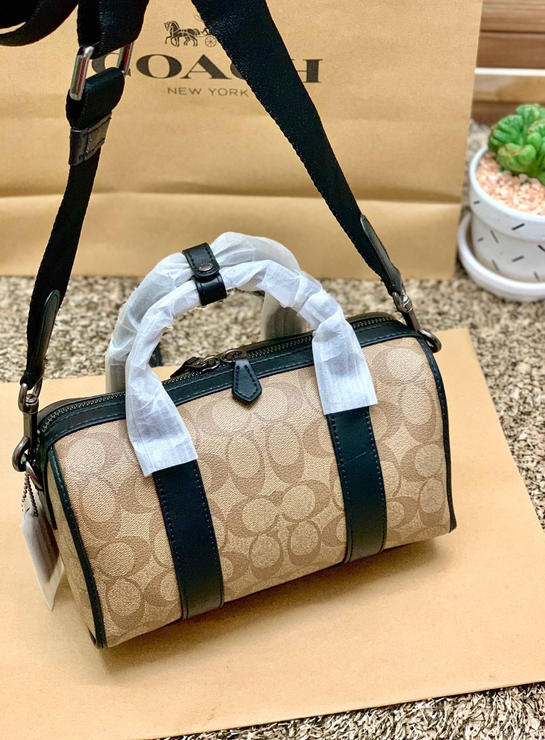 COACH GOTHAM DUFFLE 24 IN SIGNATURE CANVAS CA186 พร้อมส่ง กระเป๋าทรงหมอนรุ่นใหม่บ่าสุดปี 2022 รุ่นนี้สามารถใช้ได้ทั้งชาย//หญิง หนังแท้อย่างดี นิ่มทรงสวย มากๆค่ะ เปิด-ปิดกระเป๋าแบบซิปคู่ด้านบนมีกระดุมรวบหูหิ้วให้ด้วยนะคะ ภายในกระเป๋าสามารถใส่สัมภาระที่จำเป