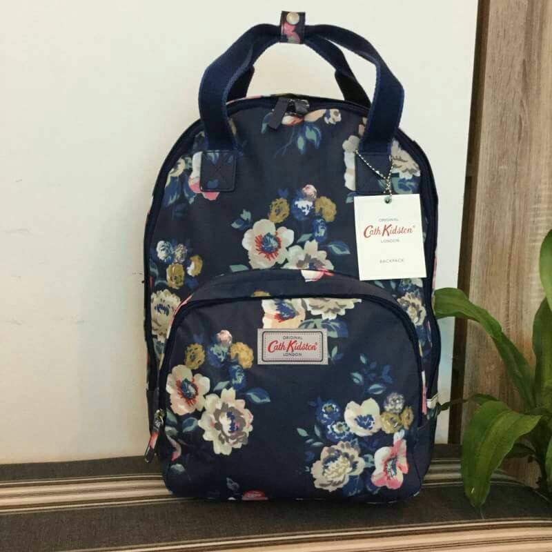 Cath Kidston Backpack Bag กระเป๋าสะพายสไตล์ vintage เป็นอีกรุ่นที่สาวๆ ถามถึงเยอะค่ะ วัสดุเป็น Canvas เคลือบ PVC กันน้ำ ทำความสะอาดง่าย น้ำหนักเบา เปิดปิดด้วยซิปรอบสะดวกใช้ ด้านหน้าประดับโลโก้ Cath Kidston พร้อมช่องซิปเล็กด้านนอกใส่กระเป๋าสตางค์ มือถือได้