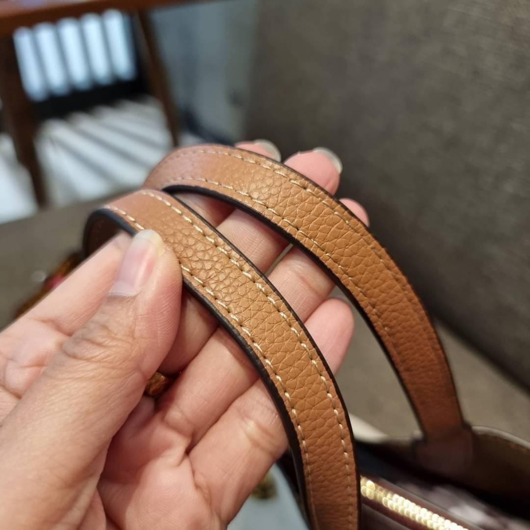 COACH C8561 C8869 WILLOW TOTE 24 IN COLOR BLOCK น้องสาวลุคลูกคุณมาแล้วจ้า กระเป๋าถือ/สะพาย ดีไซน์คัลเลอร์บล็อค ลงตัว เรียบหรู ใบจริงคือผู้ดี๊ผู้ดี ใช่ได้ทุกๆโอกาส วัสดุหนัง pepble อยู่ทรง เปิดปิดด้วยตัวบิดล็อค และอีกฝั่งเป็นกระดุมแม่เหล็ก ภายในโล่งกว้าง ใ