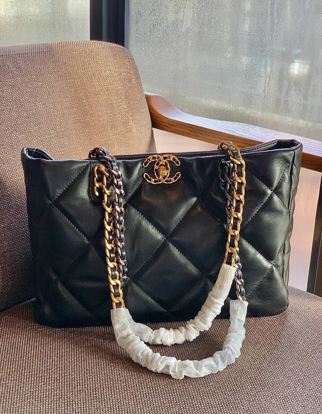 CHANEL SHOPPING BAG พร้อมส่ง ใหม่ล่าสุด และที่สุดของที่สุด กระเป๋าหนังแกะสังเคราะห์อย่างดี ใบใหญ่ 📌หนังนุ่มมากๆ ลายนวม หนังมีความลื่นเงาค่ะ 🌟โดดเด่นด้วยโลโก้แบรนด์และสายสะพายไหล่ใช้โลหะอย่างดีแถมสวยและหรูมากๆเลย ภายในกระเป๋ากว้างใส่สัมภาระ