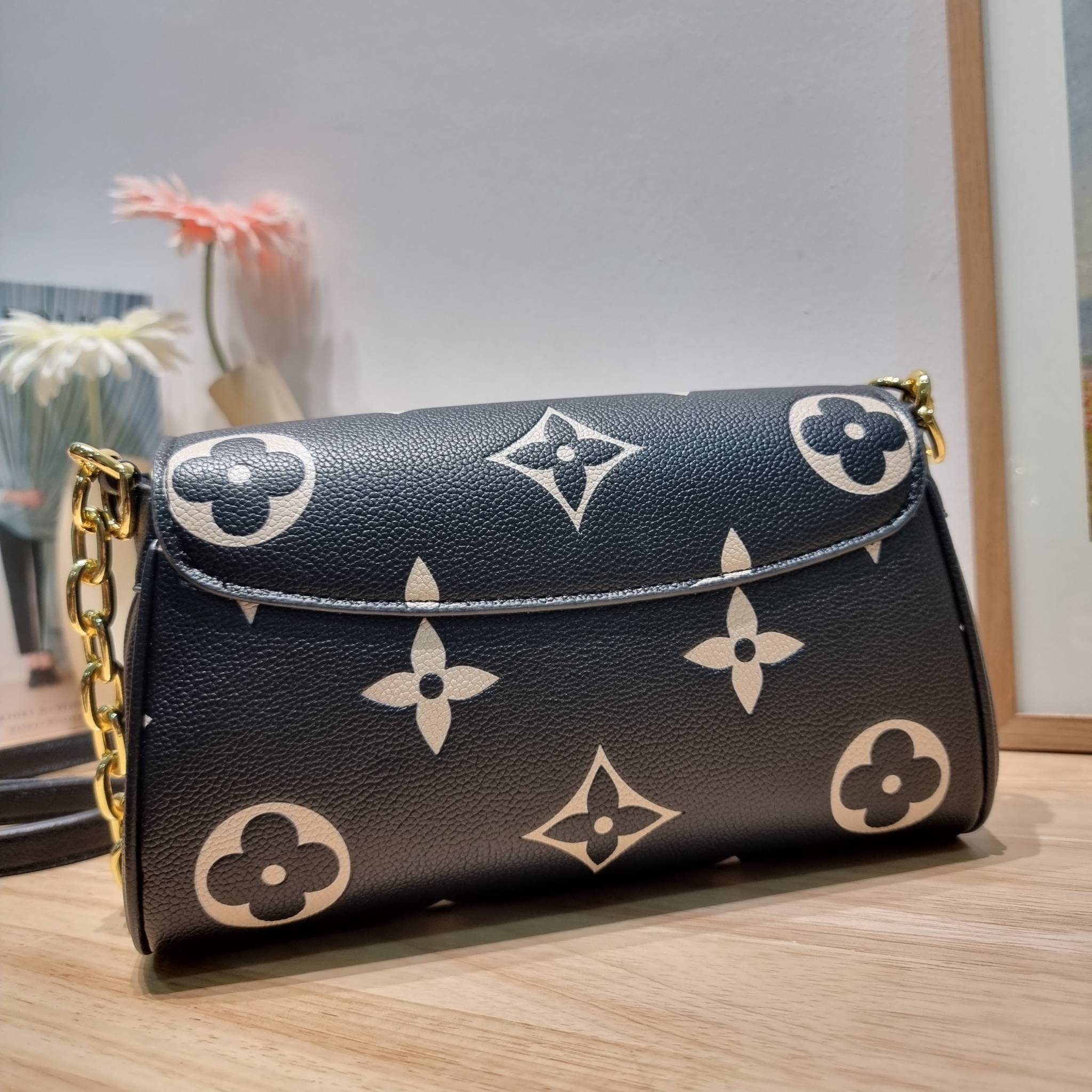 LV Favorite Bicolor Monogram Empreinte Leather - Handbags / LV FAVORITE BAG กระเป๋าสะพายคอลใหม่ล่าสุด สวยหรู ดูแพง ดีไซน์รูปทรงออกมาให้ใช้งานได้ง่าย