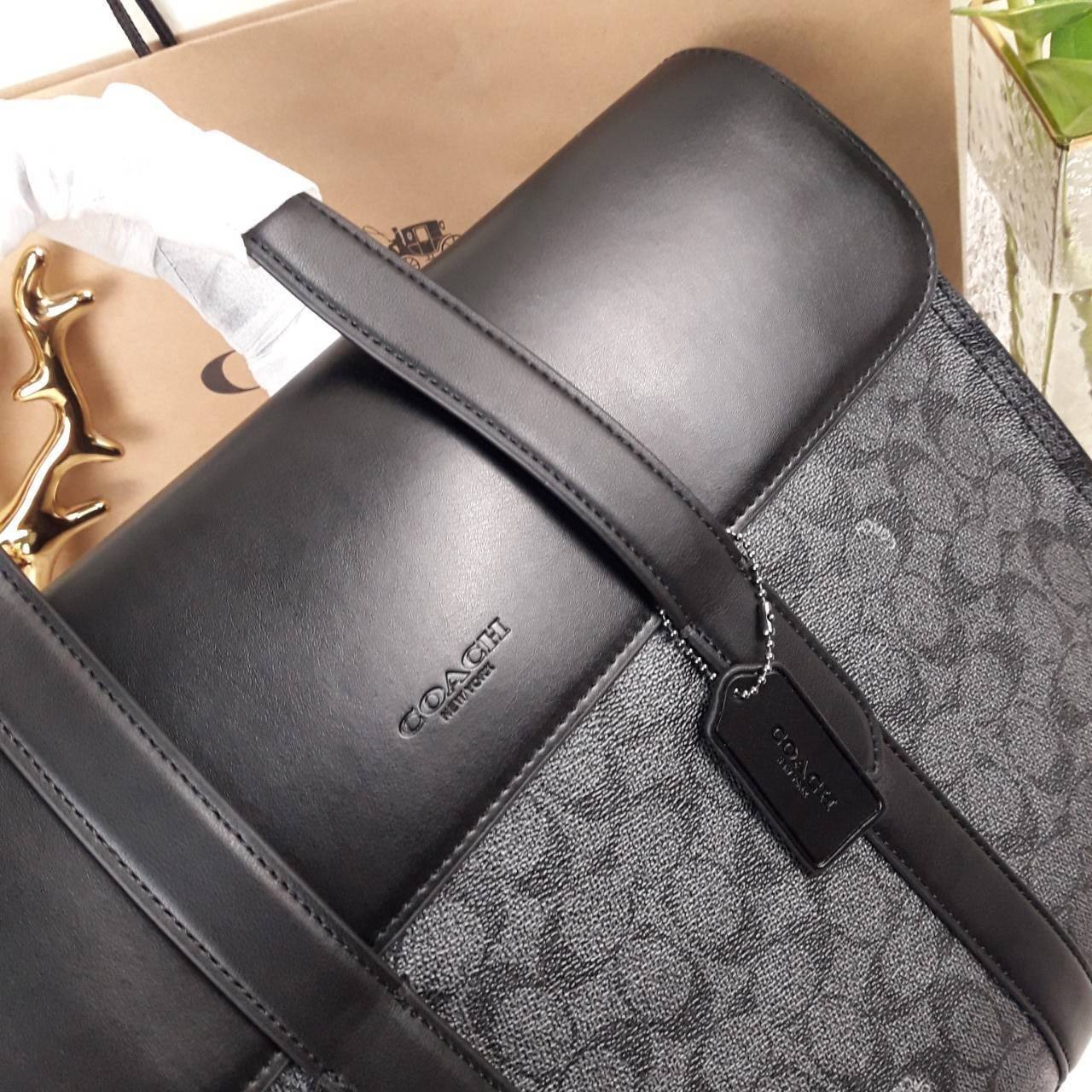 COACH METROPOLITAN PORTFOLIO IN SIGNATURE CANVAS (COACH 39775)🍁 เอาใจสาย smart กับรุ่นยอดฮิต ใช้งานได้ลงตัวสุดๆ ถือว่าเป็นอีกรุ่นที่ถามกันเข้ามาเยอะมากๆ และใช้งานได้ครบฟังก์ชั่นจริงๆ >>วัสดุแคนวาส สลับหนังแท้ หนังคุณภาพมากๆ มีสายสะพายยาว ถอด