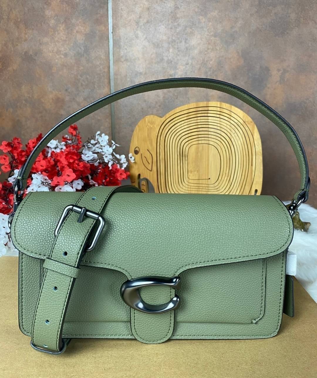 COACH TABBY SHOULDER BAG 26 ((73995)) พัฒนามากจากกระเป๋า Coach รุ่นดังยุค 1970 ทำจากผ้า Canvas เคลือบลายซิกเนเจอร์ หนังลายกรวดและหนังกลับ ด้วยวัสดุคลาสสิค มากับสายที่ถอดได้ถึง 2 สาย ไม่ว่าจะเป็นสายหิ้วหรือสายสะพาย หนังลายกรวดและหนังลูกวัวแบบเนื้อละเอียด แ