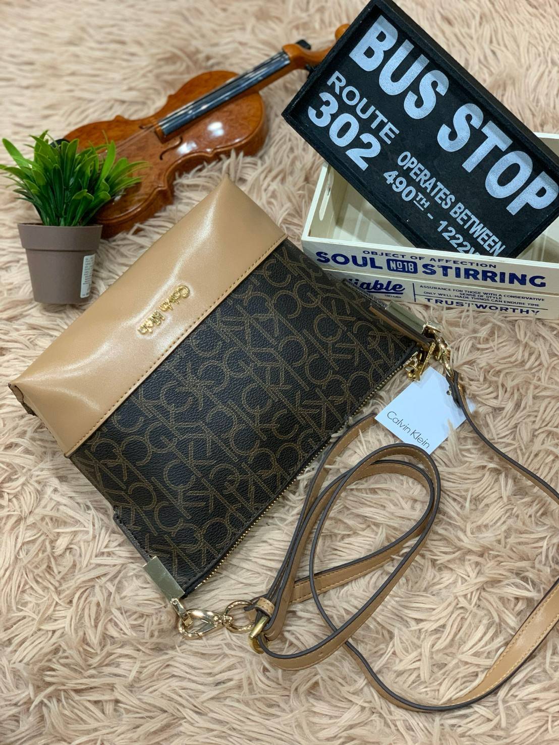 Calvin Klein Mini Crossbody กระเป๋าทรงครอสบอดี้ ขนาดกลางกำลังดี มีฐานกว้างตั้งอยู่ทรง เปิดใช้งานด้วยซิปเดียว สายสะพายปรับสั้นยาวได้ ดีเทลที่มีsignatureรอบใบ ครึ่งล่างฐานเป็นหนังเรียบ ติดโลโก้แบรนด์ด้วยโลหะ รูปทรงสะพายได้อย่างคล่องตัวแบบสไตล์เก๋ๆเลยคร้า!!