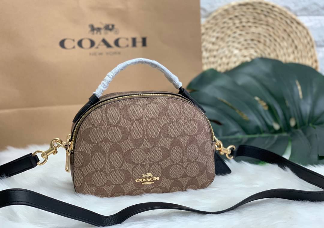 COACH SERENA SATCHEL CROSSBODY BAG กระเป๋าทรงโดมเล็ก น่ารัก แต่ใส่ของได้จุเลยทีเดียว!! มี2ช่องซิปหลัก ช่องค่อนข้างกว้าง สามารถใส่กระเป๋าเงินใบกลางได้;ของจำเป็นอื่นๆได้ครบเลยค่ะ มีช่องเล็กให้ใส่ของจุกจิก ด้านหลังมีช่องเล็กให้อีกช่องค่ะ พร้อมสายยาวถอดออกได้