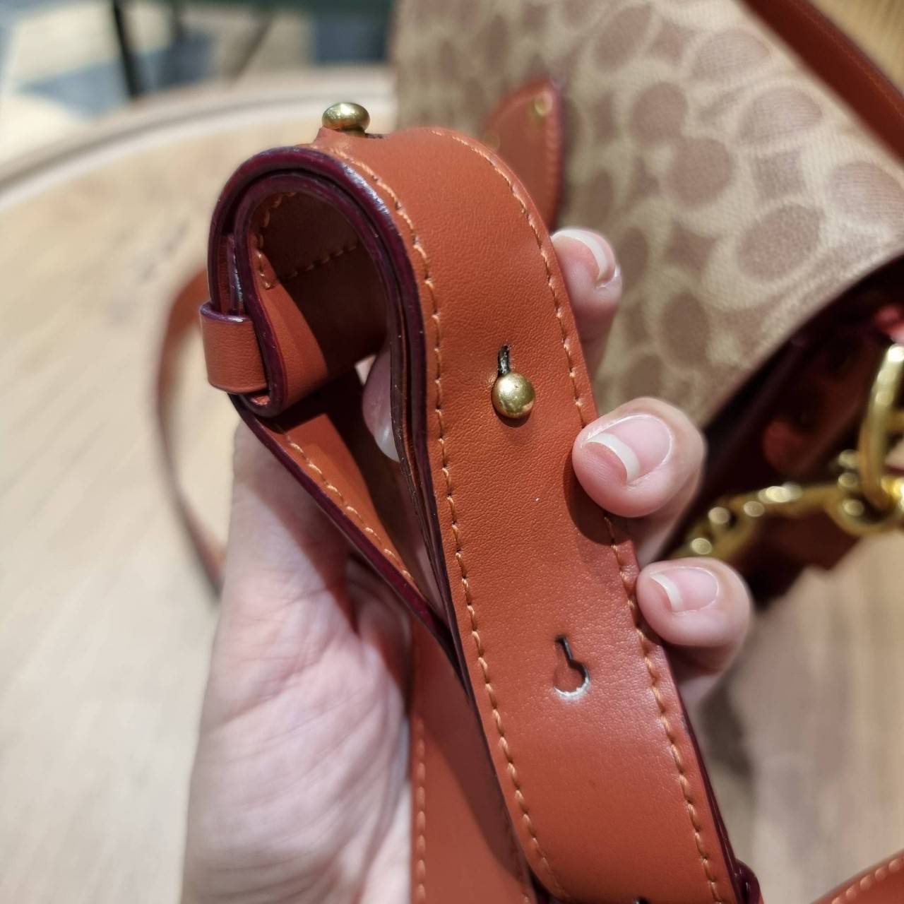 COACH C2418 BEAT SHOULDER IN SIGNATURE CANVAS WITH HORSE AND CARRIAGE PRINT กระเป๋าสะพายดีไซน์เลิศสุดหรู ปังกับดีเทลที่สุดใบนี้ เพราะมาพร้อมสายถึง 3 แบบ สลับใช้ไปรัวๆ หลากหลายไม่จำเจ สวยได้ทุกวัน เปิด-ปิดด้วยกระดุมแน่นหนา ภายในเป็นช่องโล่ง แบ่งสัดส่วน ใส่