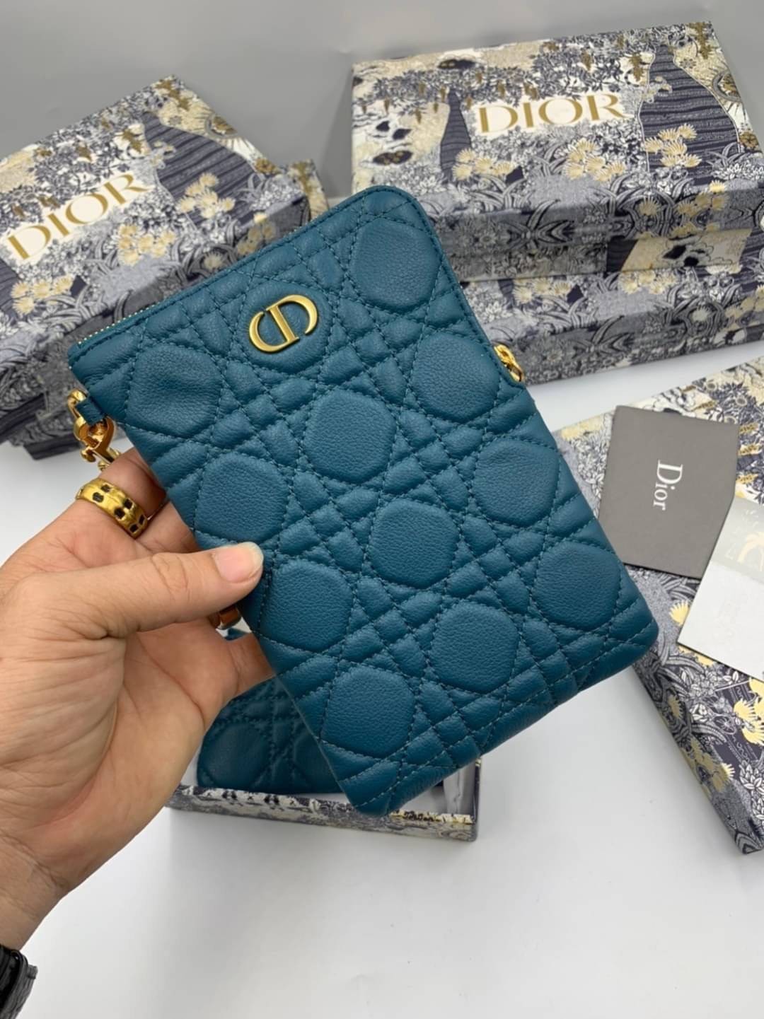 VIP 】CHRISTIAN DIOR PHONE BAG 2 in 1 DOUBLE BAG กระเป๋าเซ็ท 2 ใบ มีสายสะพายข้าง ถอดออกใช้งานได้ ถือว่าคุ้มมากๆเลยค่ะ สามารถใช้งานแยกกันได้ ใส่สายสะพายหรือ ถือได้ วัสดุหนังแท้ สวยงามนุ่มฟู น่ารักมากๆ เลยน้าาา