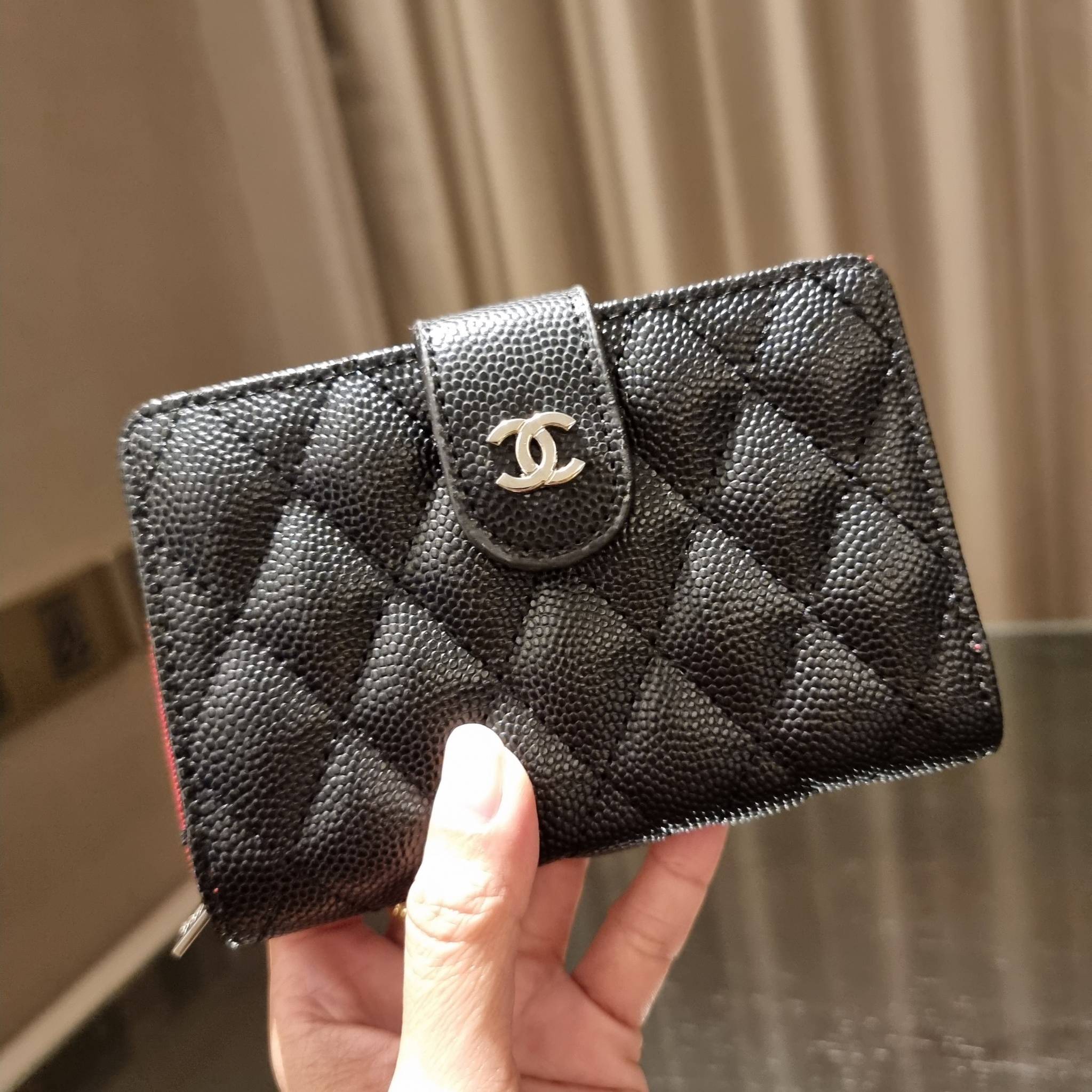 VIP 】หรูสุด ไม่ต้องพูดเยอะ!! HOT ITEM!! กระเป๋าสตางค์ใบกลางขนาดเหมาะมือ ดีไซน์ลุคผู้ดี สวยคลาสสิคจาก Chanel premium for gift วัสดุหนังลายคาร์เวีย ใช้งานง่าย เปิด-ปิดด้วยกระดุมแม่เหล็ก และซิปรูดช่องสำหรับใส่เหรียญ สะดวกมากๆ ภายในกระเป๋ามีช่องใส่บัตร ใส่ธนบ