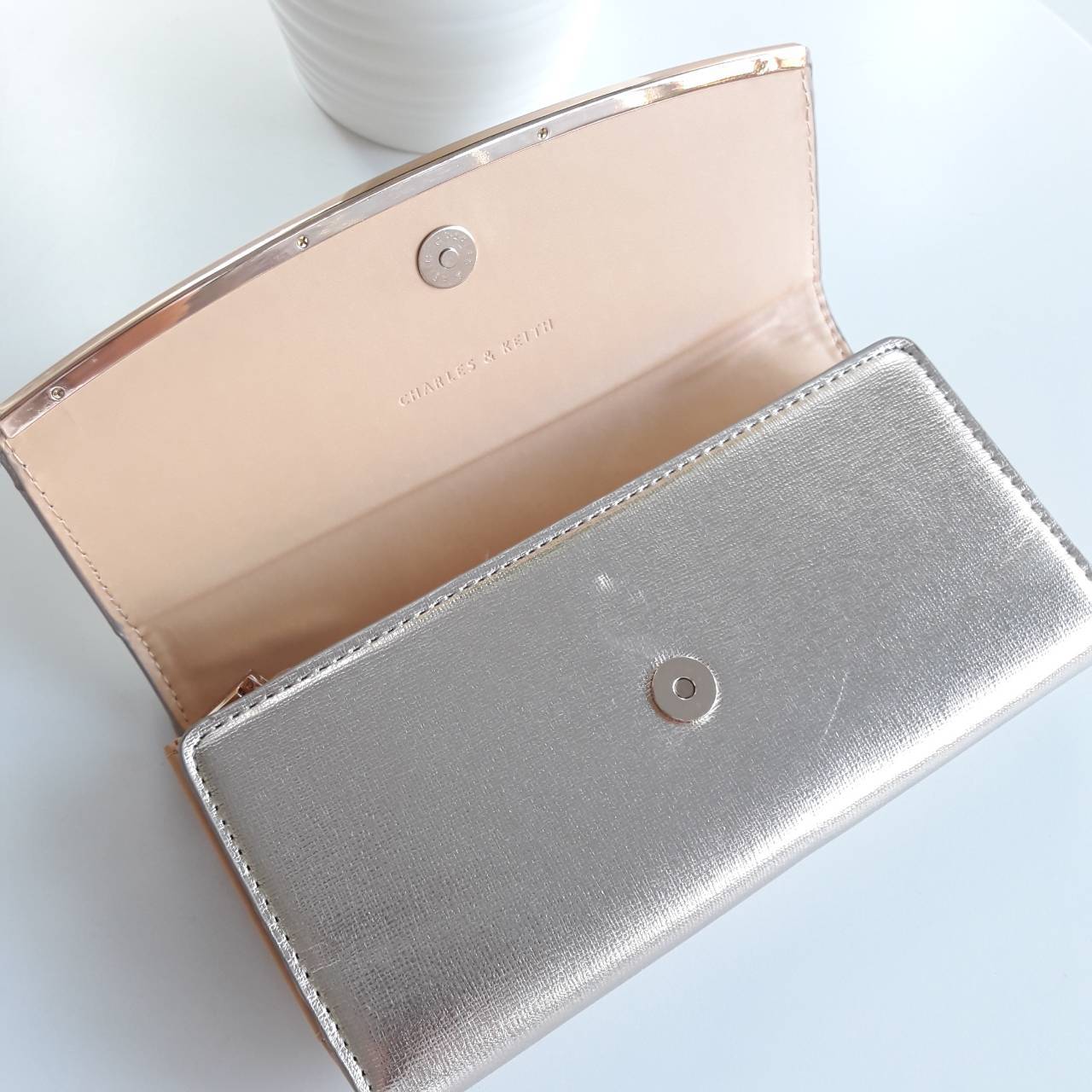 รุ่นขายดี Charles&Keith Wallet กระเป๋าสตางค์ยาว หนัง PU. เรียบหรู ฝาโค้งมน แต่งอะไหล่ทอง สามารถพับเปิดได้ มีช่องใส่บัตร ใส่บัตรหลายช่อง รวมทั้งใส่เหรียญและธนบัตร คุ้มได้ในใบเดียว แม่ค้าแนะนำ จำนวนจำกัดนะคะ