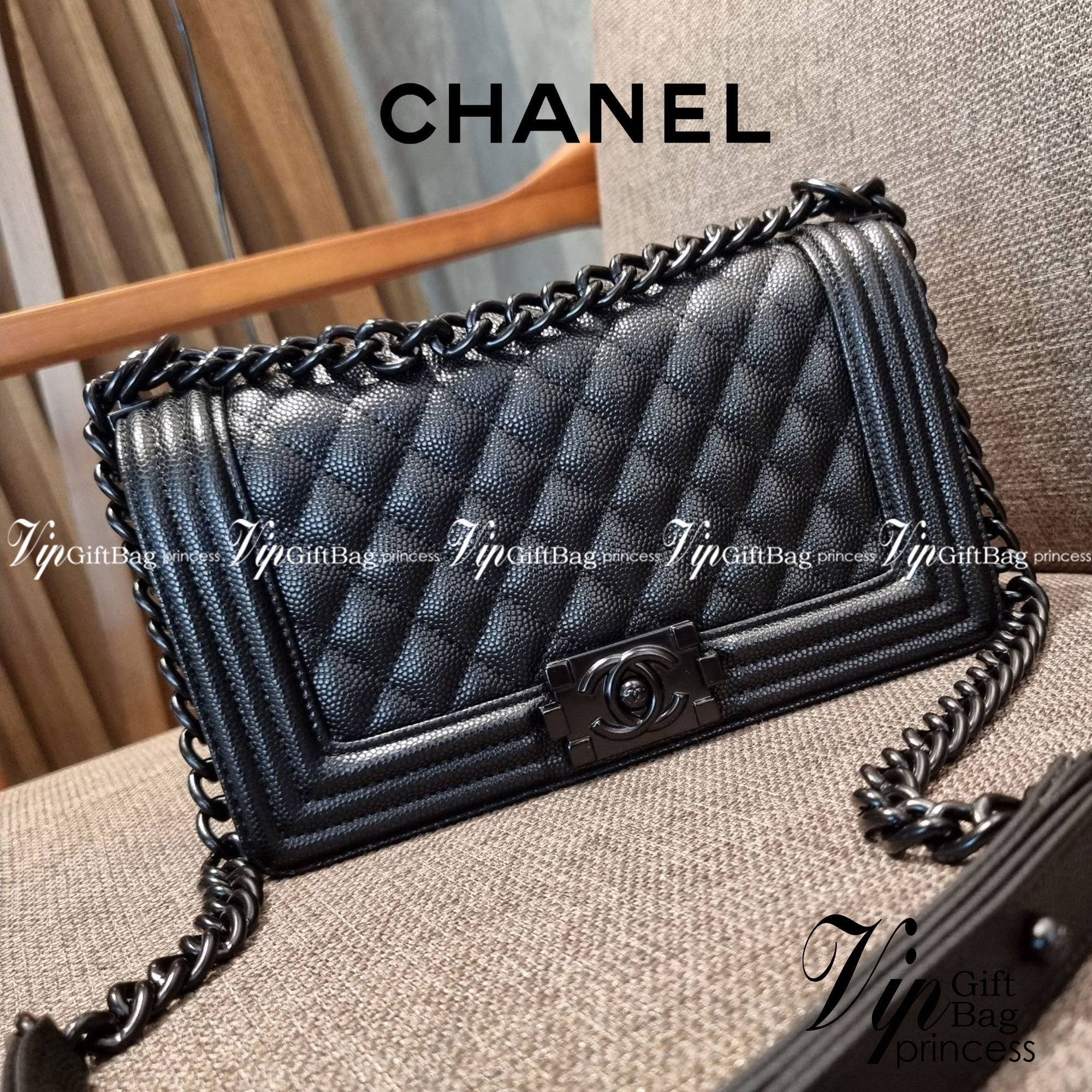 Chanel Boy 10" พร้อมส่งที่ไทย รุ่นสุดฮอต ดีไซน์อะไหล่ดำ เรียบหรูมากๆ!! วัสดุหนังลายคาร์เวีย ทรงคลาสสิคที่สาวๆห้ามพลาด!! ในราคาสุดคุ้ม เปิด-ปิดกระเป๋าด้วยตัวล็อค ภายในโล่งกว้าง ไซส์ใหญ่ใส่ของได้เยอะ มีช่องแยกในกระเป๋า มาพร้อมสายสะพายโซ่สลับหนังรองบ่า 