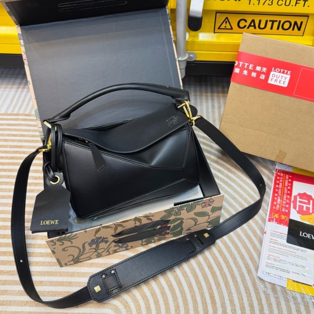 Loewe Puzzle bag กระเป๋าสะพายข้างทรงกล่อง สุดยอดแบรนด์ที่ดีไซน์เป็นเอกลักษณ์ โดดเด่น สวยหรู สไตล์พัซเซิลคลาสสิค