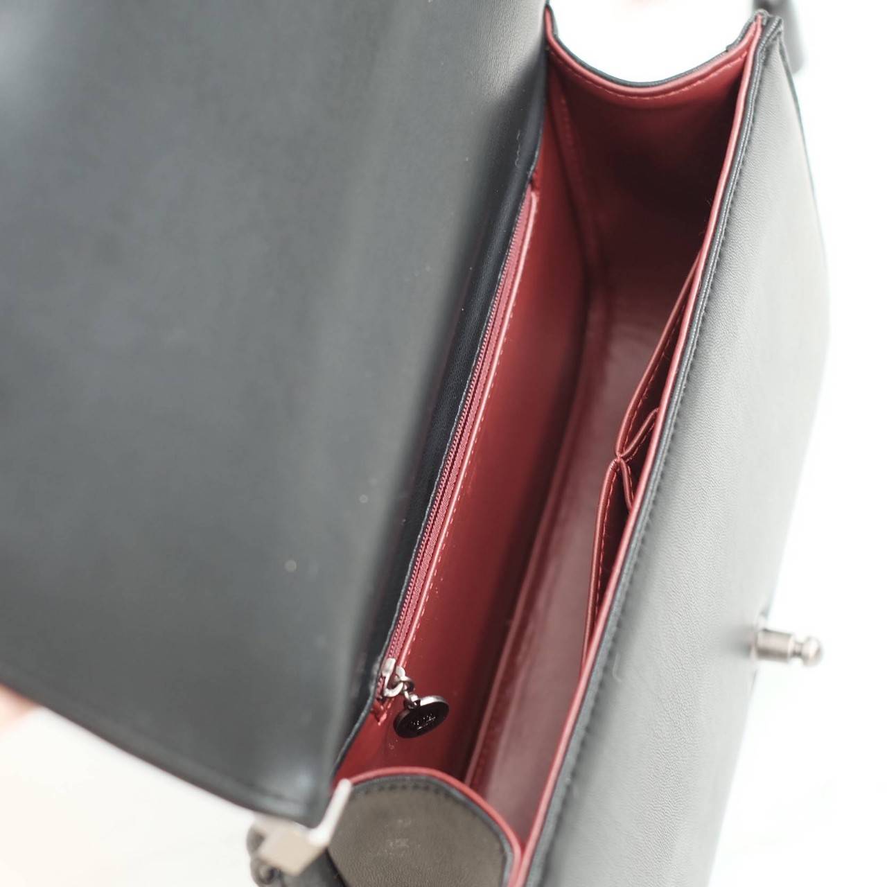 Keep chain large shoulder bag กระเป๋าทรงยอดฮิตคะ รุ่นนี้รับประกันความสวย คอลเลคชั่นใหม่ตัวกระเป๋าทำมาจากหนัง Microfiber เนื้อดี สวย ทน ขึ้นกว่าเดิมเยอะ !! ขนาดกะทัดรัด ภายในสีแดง มีช่องใส่ของจุกจิก สายโซ่ปรับได้ 2 แบบทั้งสายสั้น สายยาว สะพายพาดลำตัวได้คะ 