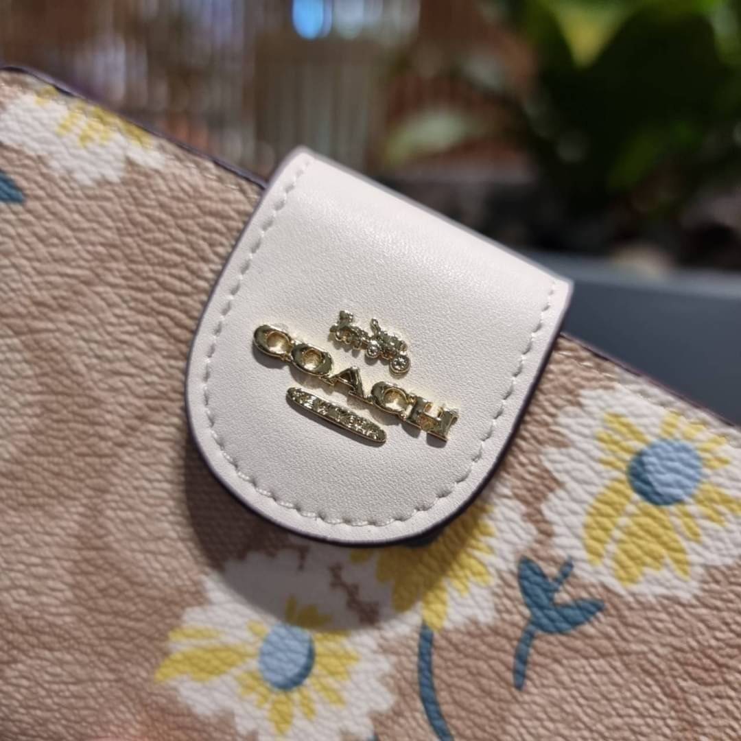 COACH C3375 MEDIUM CORNER ZIP WALLET IN SIGNATURE CANVAS WITH DAISY PRINT ดีไซน์ใหม่ล่าสุด!! คอลเลคชั่นลายพริ้นท์ เพิ่มลูกเล่นให้กระเป๋าสตางค์ของคุณ กับกระเป๋าสตางค์ใบกลาง ขนาดกำลังเหมาะมือ วัสดุหนังแคนวาส ดูแลรักษาง่าย มีช่องใส่บัตรและธนบัตรครบ และช่องซิ