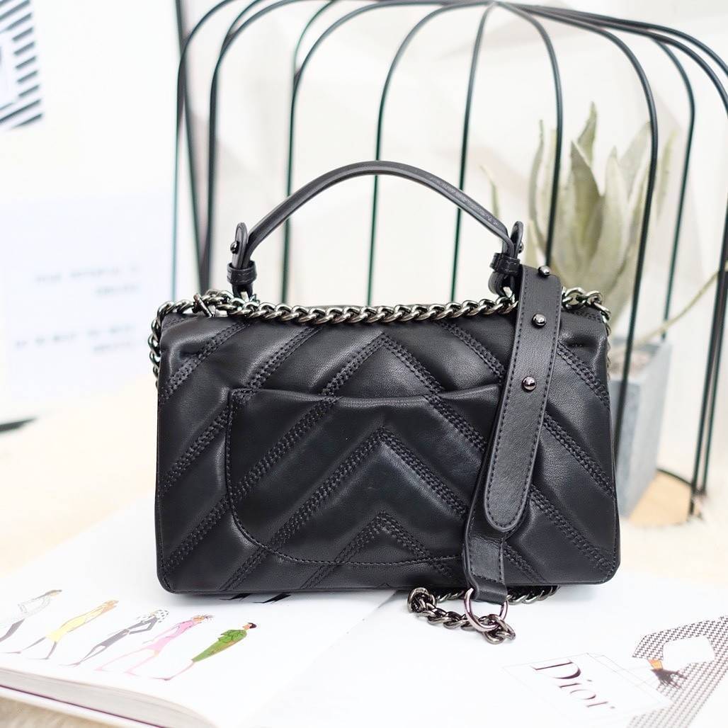 รุ่นขายดีเข้าเพิ่มค่า KEEP รุ่น coco chain handbag กระเป๋าทรงหรู รอบใหม่ ใช้หนัง Microfiber นิ่ม ฟู ตึงสวย ทนกว่าเดิมอยู่ทรง ใครชอบสไตล์นี้ห้ามพลาดนะคะ ใบนี้มีหูถือได้ ด้านในสีแดงสวย มีช่องแบ่งเก็บของหลายช่อง ด้านหลังมีช่องพิเศษสามารถใส่มือถือได้ค่ะ สายปร