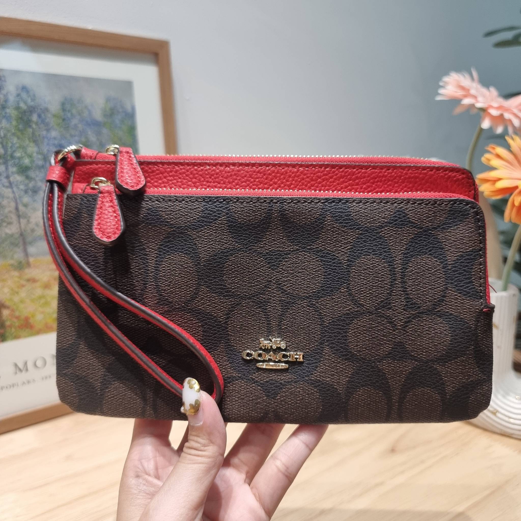 COACH DOUBLE ZIP WALLET IN SIGNATURE CANVAS / C5576 / C5610 / C7313 พร้อมส่ง 8 สี ใหม่ล่าสุด คอล 2023 กระเป๋าคล้องมือใบใหญ่ ดีไซน์ใหม่เล่นระดับ เพิ่มลูกเล่นและดีเทลให้ดูน่าใช้ยิ่งขึ้น