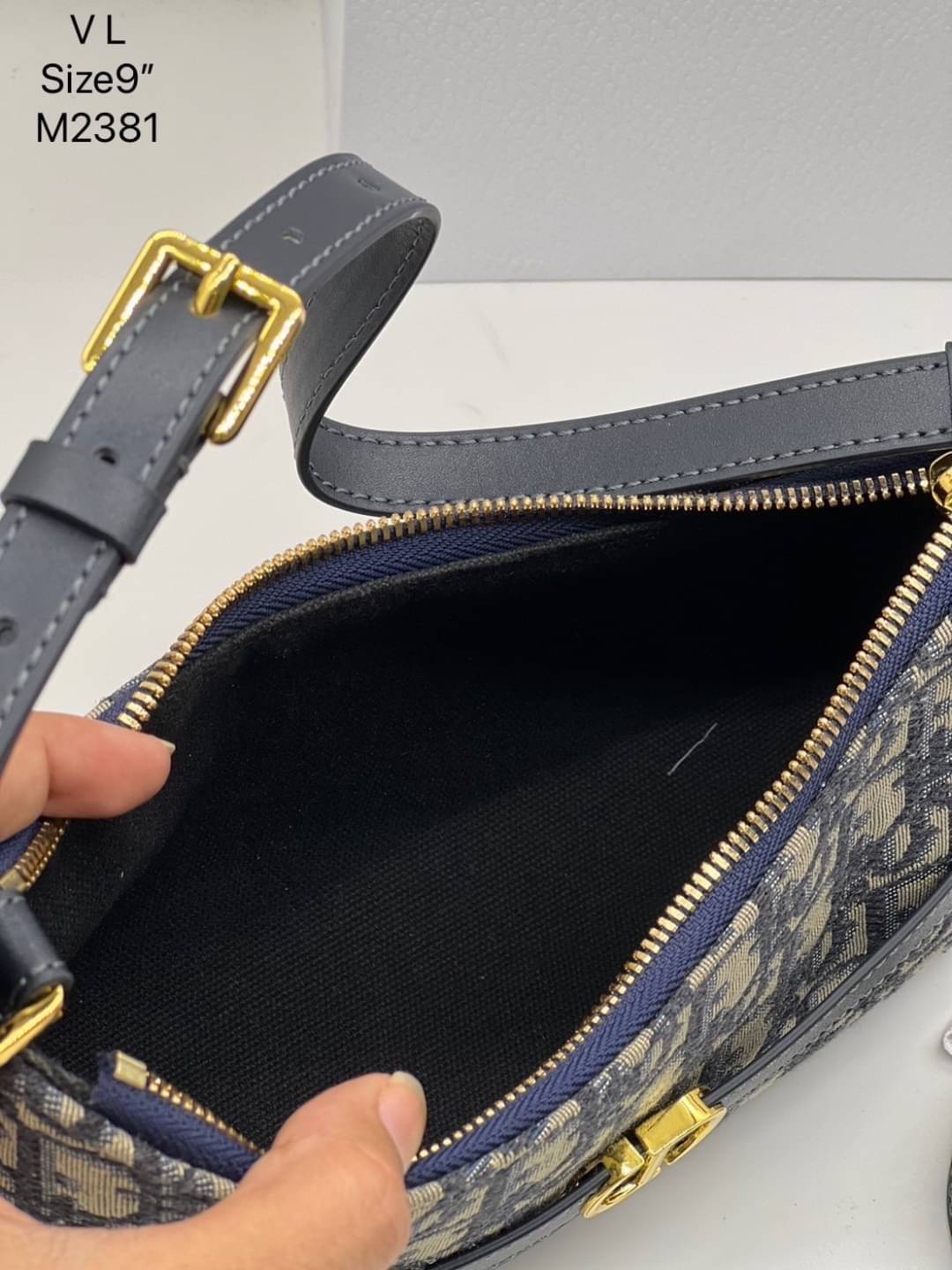 DIOR 30 MONTAIGNE CIGALE MINI BAG กระเป๋าสะพายไหล่ทรงโฮโบ รุ่นใหม่ล่าสุด ไซส์มินิที่ไม่ได้เล็กอย่างที่คิด เพราะใบนี้สามารถใส่ของสำคัญได้ครบ ดีไซน์สวยคลาสสิค เรียบแต่โก้ น้อยแต่หรูหรา