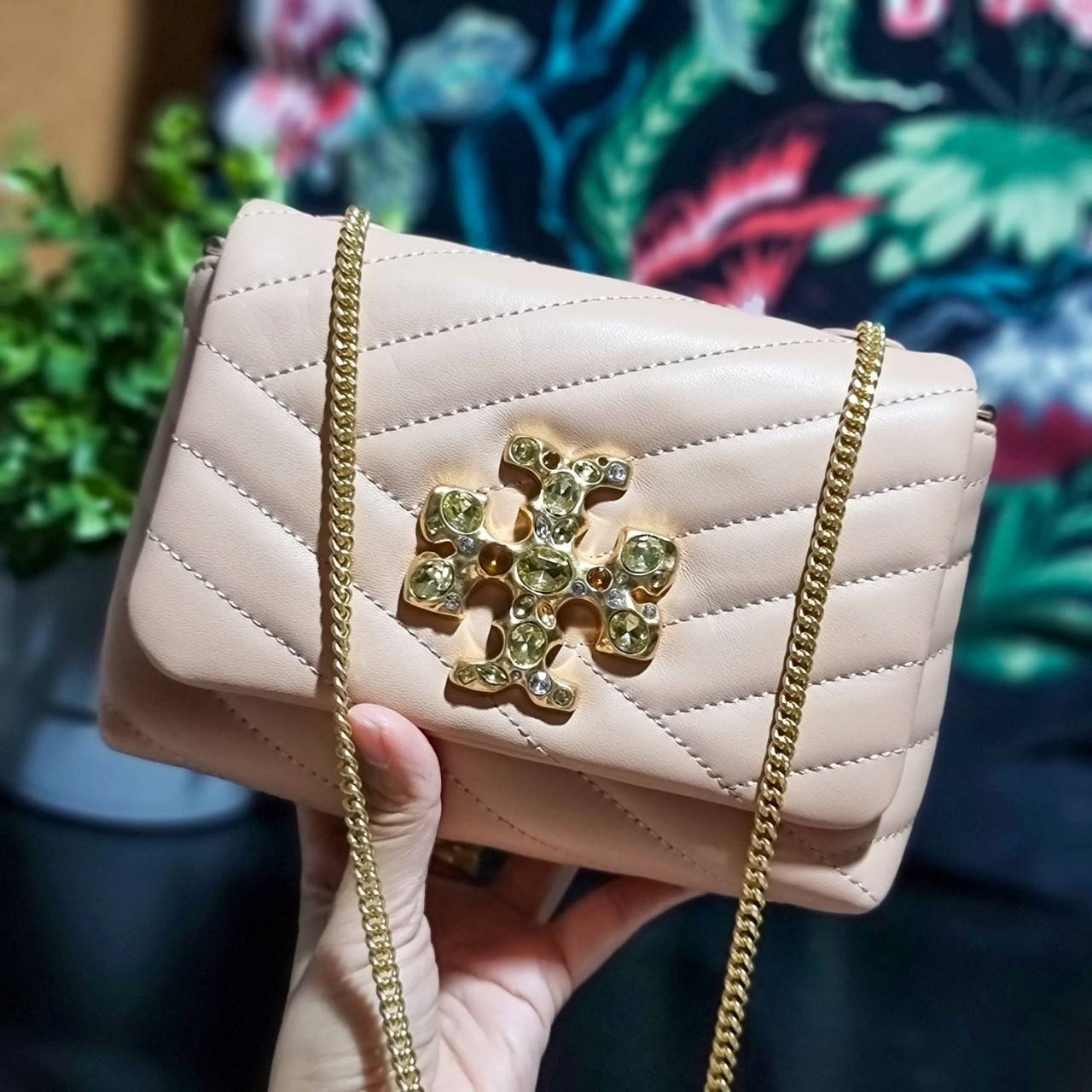 TORY BURCH KIRA CHEVRON EMBELLISHED LOGO MINI BAG ตามคำเรียกร้องจ้า!! ไซส์มินิ สะดวกใช้ พกพาง่าย สไตล์คุณหนู!! กระเป๋าสะพายข้าง ดีไซน์ทรงคลาสสิค โดดเด่นด้วยโลโก้ดีไซน์ประดับเม็ดสี เพิ่มมูลค่าและดึงดูดสายตามากขึ้น วัสดุหนังแกะ สัมผัสนิ่มมือ เปิด-ปิดด้วยกระ