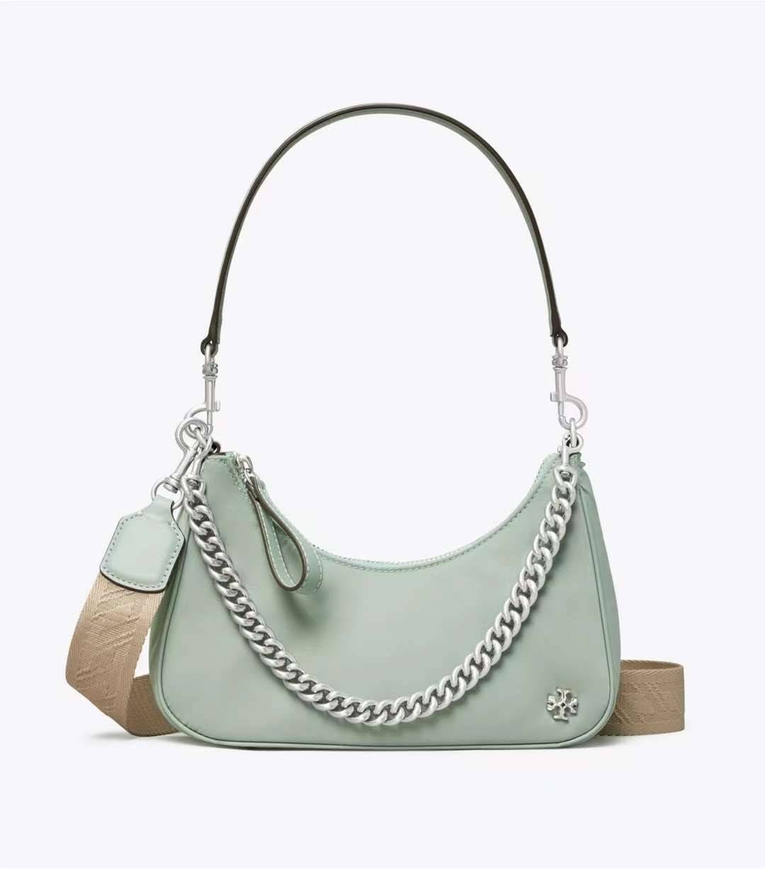 TORY BURCH handbag / TORY BURCH shoulder bag พร้อมส่งที่ไทย Tory Burch 151 Mercer Small Crescent Bag กระเป๋าถือหรือสะพายไหล่ วัสดุNylon อะไหล่เงิน น้ำหนักเบา พกพาสะดวก ใส่โทรศัพท์ iIphone+ ได้ ด้านในโล่งมีช่องเล็กใส่บัตร 2 ช่อง มาพร้อมสายสั้น สายหนัง+สายโ