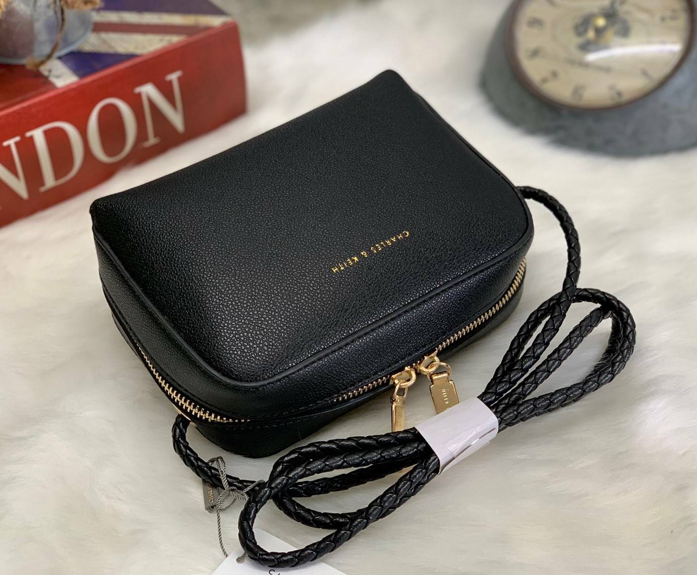 CHARLES & KEITH METAL PUSH LOCK CROSSBODY BAG รุ่นฮิตขายดีมีมาพร้อมส่งแล้วจ้า กับกระเ๋าสะพายไซส์น่ารัก วางอยู่ทรง เปิดปิดด้วย ตัวล็อกด้านหน้า ด้านในแบ่งเป็น 2 ช่องมีช่องซิปตรงกลาง จุของได้เยอะพอควรเลยค่ะ ใส่ iPhone plus ได้สบายๆ และของจุกจิกที่จำเป็น รุ่น