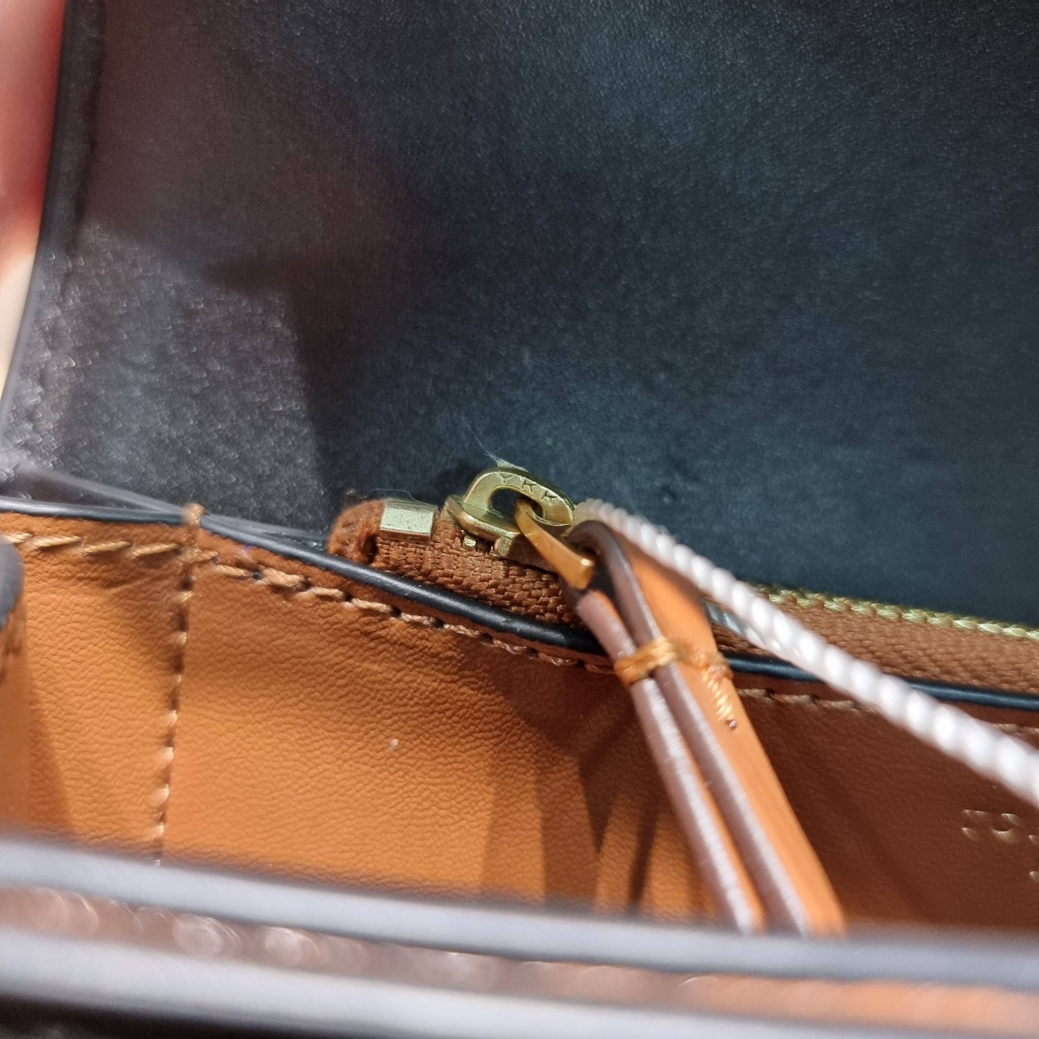 Tory Burch Bag / TORY BURCH ELEANOR SMALL CONVERTIBLE SHOULDER BAG ฮอตไอเท็ม รุ่นนี้ขายดีขายหมด สวยหรู คุณหนู ผู้ดี!! หายากมากแล้วน้า กระเป๋าสะพายข้าง ดีไซน์อยู่ทรง ขนาดกำลังสะดวกใช้ เปิด-ปิดด้วยแถบแม่เหล็ก ภายในแบ่งสัดส่วนได้เป็นอย่างดี