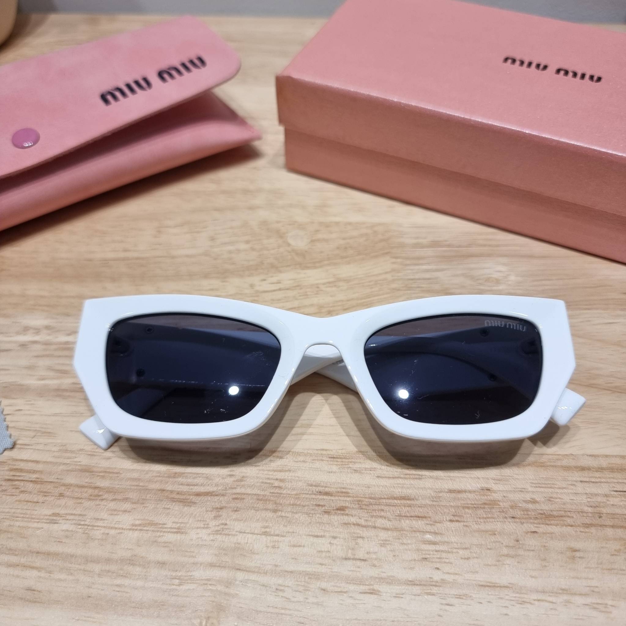 MIU MIU Sunglasses UV protection มาพร้อมอุปกรณ์ครบเซ็ท สวยปัง สวยตะโกน มีพกติดตัวไว้ไม่ตกเทรนด์ ใส่เสริมโหงวเฮ้ง ดูผู้ดี ใช้ได้ทุกโอกาส ทุกสถานการณ์ ใส่ที่บ้านถนอมสายตา ใส่ออกข้างนอกกันแดด กันลม กันฝุ่นก็มั่น ก็เลิศทั้งหมด