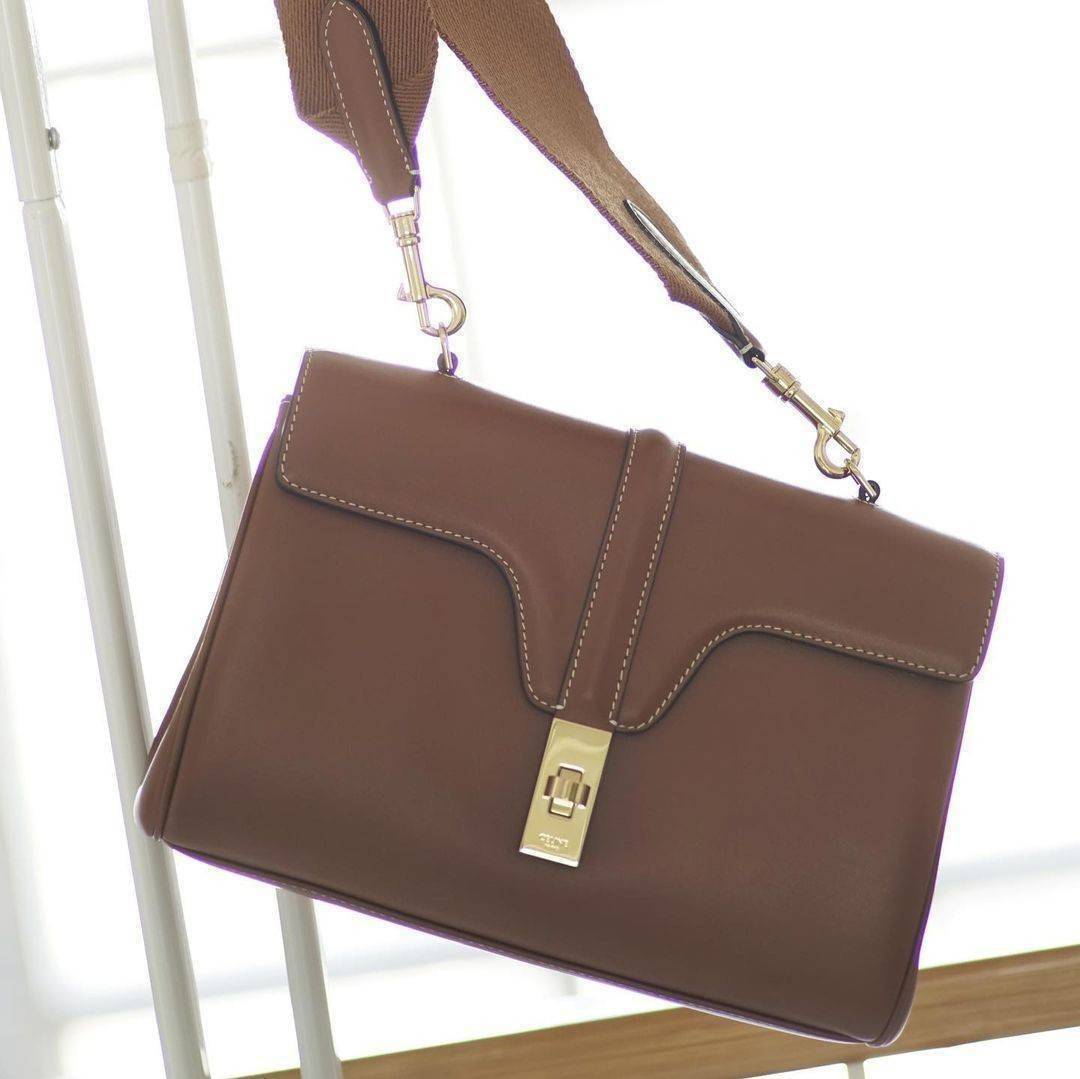 พร้อมส่งความสวย✴️นาทีนี้ต้อง CELINE TRIOMPHE CROSSBODY BAG SMOOTH CALFSKIN VIP GIFT WITH PURCHASE-GWP พรีเมี่ยมกิ๊ฟ Limited Edition จาก CELINE PERFUME DUTY FREE COUNTER วัสดุ หนังแท้ CALFSKIN ดีไซน์สวยหรูสุดคลาสสิคหนังเรียบสวยอยู่ทรงเปิดปิดด้วยฝาปิ