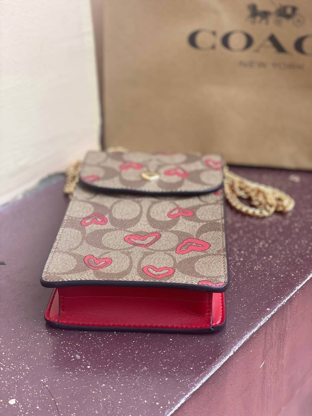 COACH PHONE CASE CROSSBODY BAG ((73486//76988//76357//39955//91046)) COACH NORTH/SOUTH CROSSBODY IN SIGNATURE CANVAS กระเป๋าใส่โทรศัพท์รุ่นนี้ มีความโดดเด่นทั้งดีไซน์และคุณสมบัติในการใช้งาน ด้วยลวดลายที่มีซิกเนเจอร์เป็นเอกลักษณ์แล้ว ด้านหลังยังมีช่องใส่กา