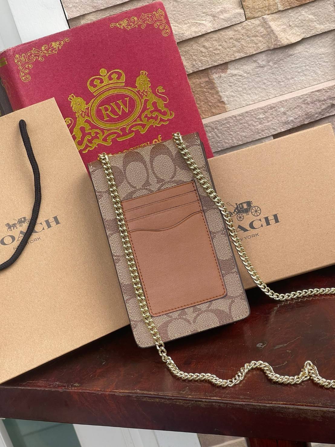 COACH PHONE CASE CROSSBODY BAG ((73486//76988//76357//39955//91046)) COACH NORTH/SOUTH CROSSBODY IN SIGNATURE CANVAS กระเป๋าใส่โทรศัพท์รุ่นนี้ มีความโดดเด่นทั้งดีไซน์และคุณสมบัติในการใช้งาน ด้วยลวดลายที่มีซิกเนเจอร์เป็นเอกลักษณ์แล้ว ด้านหลังยังมีช่องใส่กา