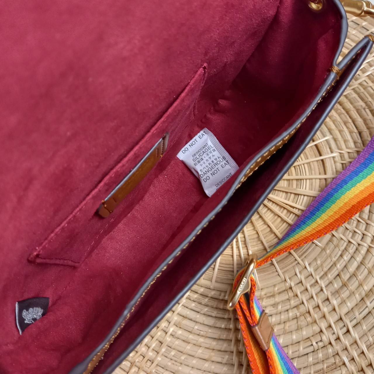 COACH ELLEN CROSSBODY IN RAINBOW SIGNATURE CANVAS (COACH C4098) ให้สายรุ้ง มัดใจได้มั้ยเนี้ย🌺คอลเลคชั่นที่ไม่ต้องพูดเยอะ//กระเป๋ารูปทรงน่ารัก ที่ใครได้เห็นเป็นต้องอดใจไม่ไหว // วัสดุหนังแคนวาสผสมหนังแท้ กระแทกความสดใสขึ้นไปอีกขั้น ด้วยลาย
