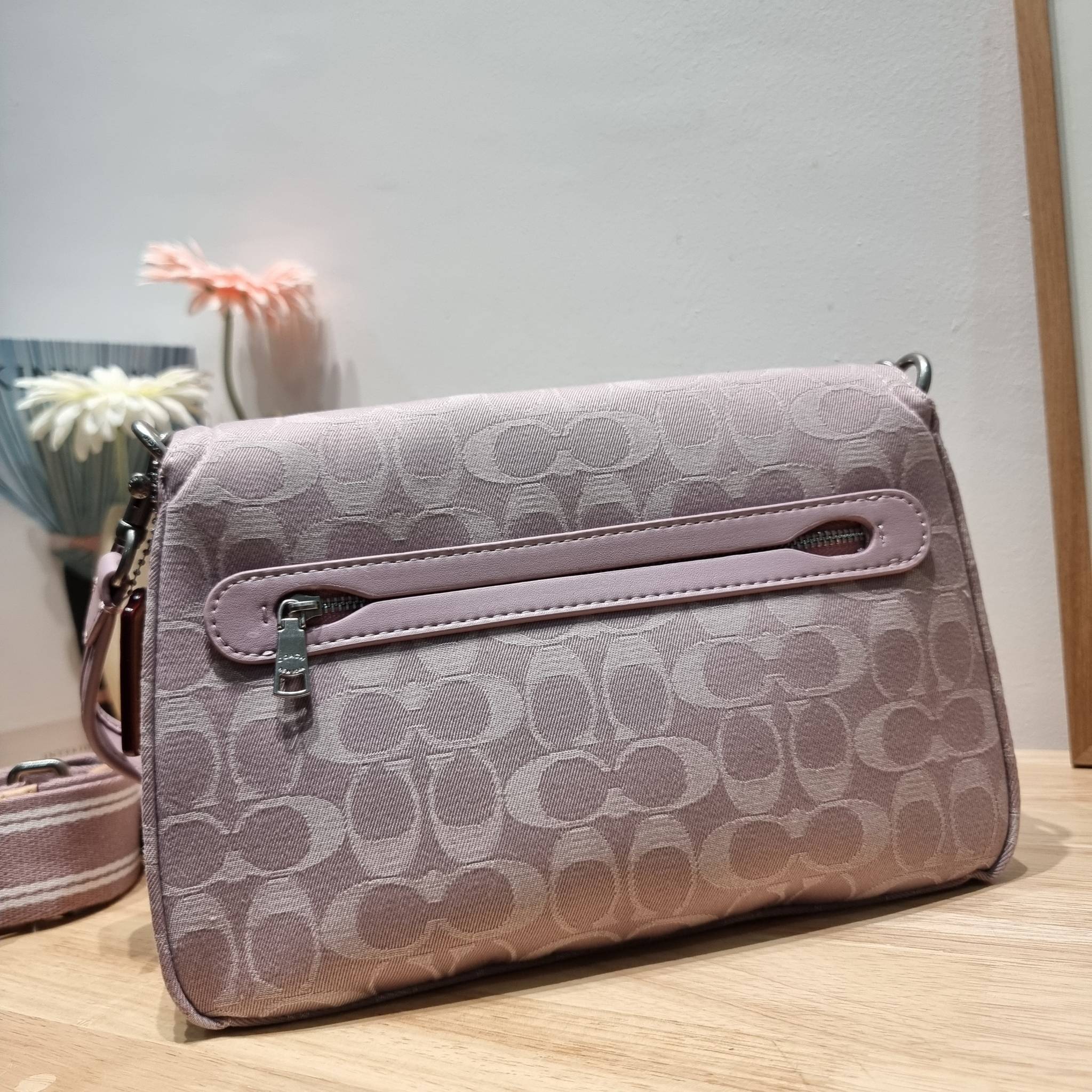 COACH CJ854 SOFT TABBY SHOULDER BAG IN SIGNATURE DENIM ฉุดไม่อยู่แล้วจริงๆกับไอเท็มนี้ ที่ร้อนแรงแบบปังๆไปเลย!! กระเป๋าสะพายไหล่/สะพายข้าง ดีไซน์วินเทจย้อนยุค สวยคมชัด คลาสสิคใช้ได้ทุกลุค