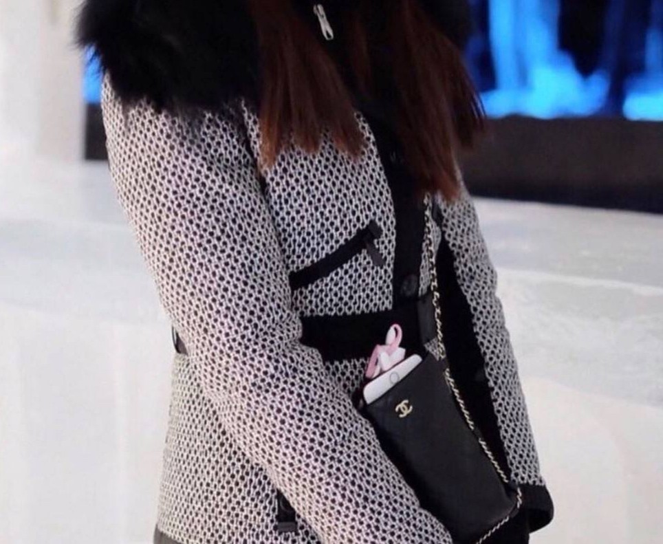 Chanel classic mini quilted with leather chain / CHANEL VIP GIFT CROSSBODY CHAIN BAG / Chanel Phone Bag กระเป๋าทรงสะพายข้าง ที่กำลังมาแรงมาในตอนนี้ ตัวกระเป๋าเป็นกระเป๋าสตางค์หนังพียูพรีเมี่ยม อะไหล่ทองทั้งใบ ด้านหน้าประดับโลโก้ CC สุดหรู