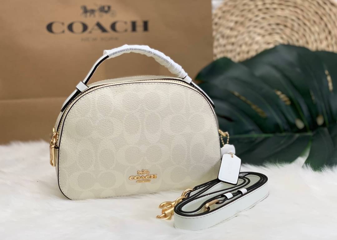 COACH SERENA SATCHEL CROSSBODY BAG กระเป๋าทรงโดมเล็ก น่ารัก แต่ใส่ของได้จุเลยทีเดียว!! มี2ช่องซิปหลัก ช่องค่อนข้างกว้าง สามารถใส่กระเป๋าเงินใบกลางได้;ของจำเป็นอื่นๆได้ครบเลยค่ะ มีช่องเล็กให้ใส่ของจุกจิก ด้านหลังมีช่องเล็กให้อีกช่องค่ะ พร้อมสายยาวถอดออกได้