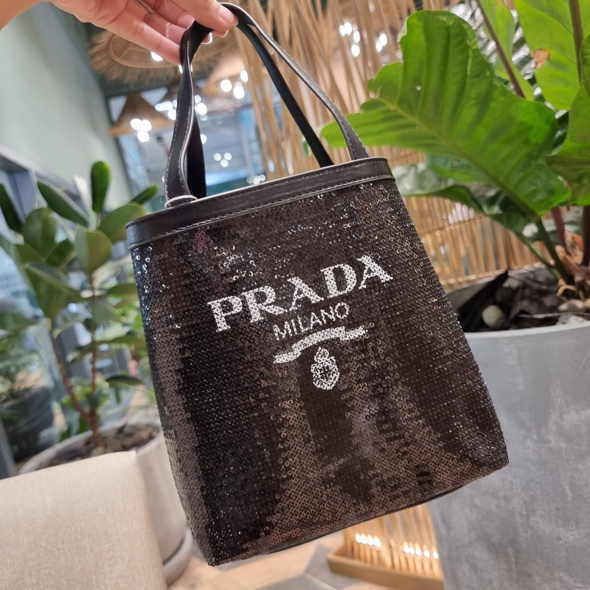 PRADA SMALL SEQUINED MESH TOTE BAG เอาใจสายแฟอีกครั้ง!! กระเป๋าทรงโท้ท ขนาดเล็ก ที่มีดีเทลฝีมือ ด้วยการเรียงร้อยแผ่นเลื่อมเป็นตาข่ายรอบใบ ตัดขอบด้วยหนังสังเคราะห์ พิเศษพร้อมใบลูกให้ด้วย ทรงใช้งานง่าย ภายในโล่งกว้าง ถือไปเรียน ไปเที่ยว ไปทำงาน พกพาง่ายสุดๆ