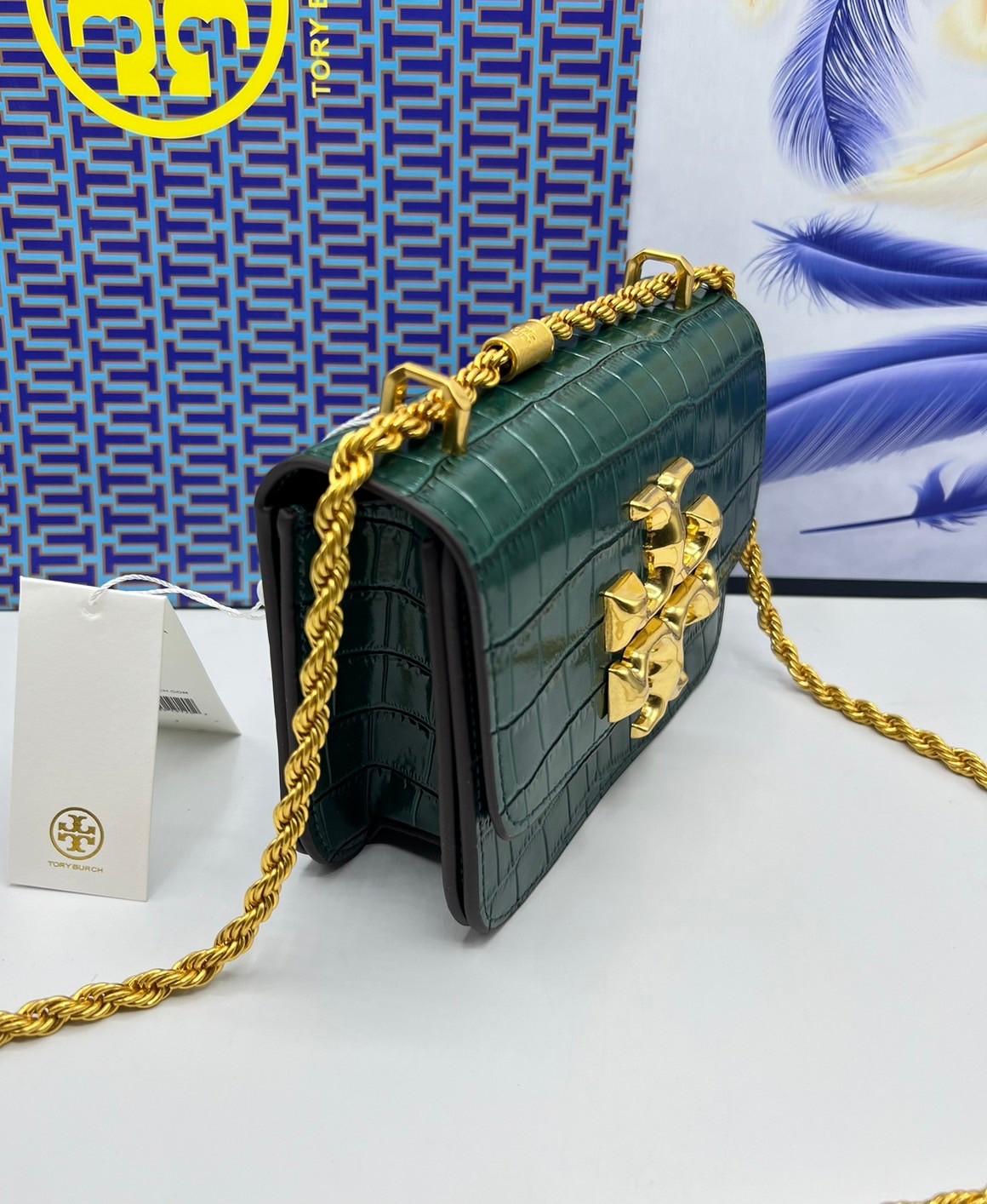 6 สี Tory Burch Croc Eleanor Small Bag / TORY BURCH ELEANOR CROC EMBOSSED LEATHER กระเป๋าสะพายหนังพิมพ์ลายจระเข้ ดีไซน์หรูหรา โด่นเด่นด้วยโลโก้แบรนด์อะไหล่ด้านหน้า และสายสะพายโลหะสีทอง