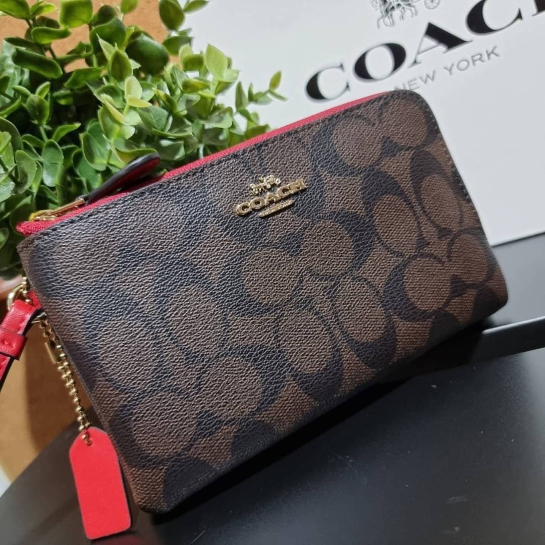 COACH F87591 DOUBLE CORNER ZIP WALLET IN SIGNATURE COATED CANVAS คล้องมือรุ่น 2 ซิป!! มาแล้วจ้า 🌟🤗 ไซส์นี้คือเหมาะมือจริงๆ พกง่ายเช่นเคย ไม่ต้องกังวลว่าจะเกะกะหรือกินพื้นที่กระเป๋าหลัก วัสดุหนังแคนวาสเคลือบลาย มีช่องหลักแยก 2 ช่อง ภายในบุผ
