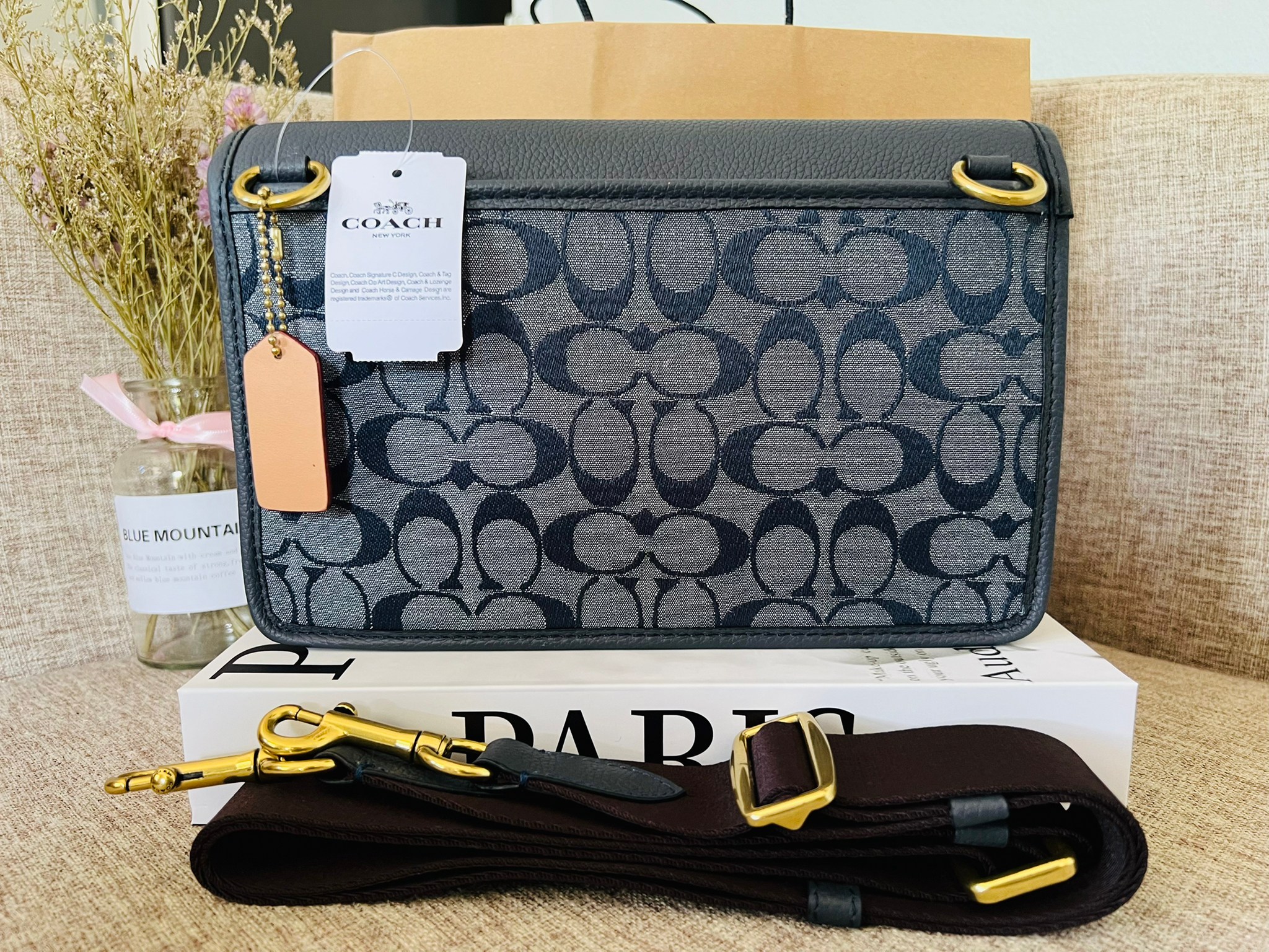 COACH Turner Flap Crossbody In Signature Chambray C8185 กระเป๋าสะพายหนังแชมเบรย์ซิกเนเจอร์และหนังธรรมชาติ ด้านในกระเป๋าซิป กระดุมแป๊ก ซับในหนัง กระเป๋าสลิปด้านนอก สายสะพายถอดได้ ยาว 25” สำหรับสะพายไหล่หรือสะพายข้าง