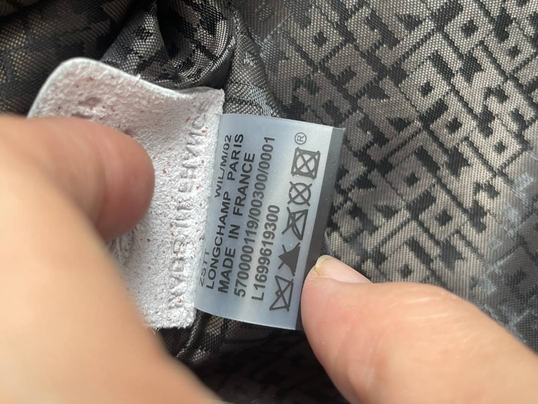 Longchamp Le Pliage Cuir Xs Leather Backpack แบรนด์ติดเทรนด์ตลอดไม่เคยเปลี่ยนกับ ทรง Le Pliage Cuir หนึ่งในตระกูลกระเป๋าสุดไอคอนิกจากแบรนด์ เมื่อรุ่น Le Pliage Cuir ในรูปแบบของหนังแกะ Metis ได้ถือกำเนิดขึ้นในปี 2012 เป้ที่มีการจัดการปรับดีไซน์ให้มีขนาดกำล