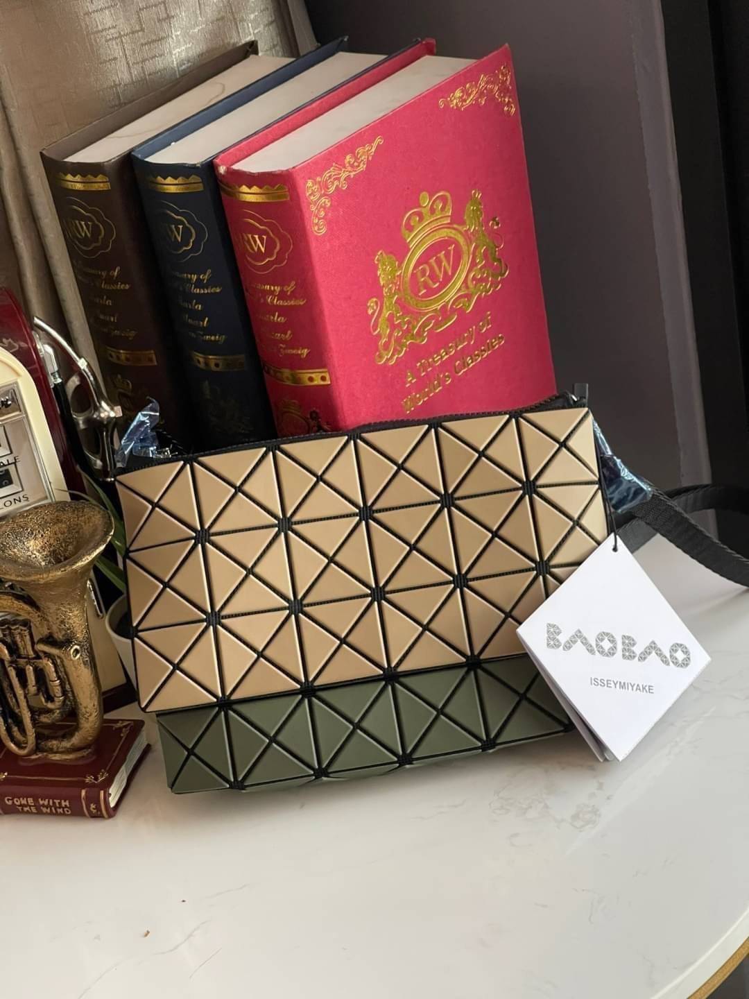 Baobao Issey Miyake Prism Kangaroo crossbody bag กระเป๋าสะพาย Crossbody รูปทรงสี่เหลี่ยมผืนผ้า ไซส์กำลังพอดี เห็นแบบนี้บอกเลยว่าใส่ของสำคัญได้แบบครบถ้วน ไม่ว่าจะเป็นโทรศัพท์ กระเป๋าตังค์ หรือพาวเวอร์แบงค์ จัดเป็นอีกหนึ่งรุ่นที่น่ารัก สายสะพายปรับได้ตามควา