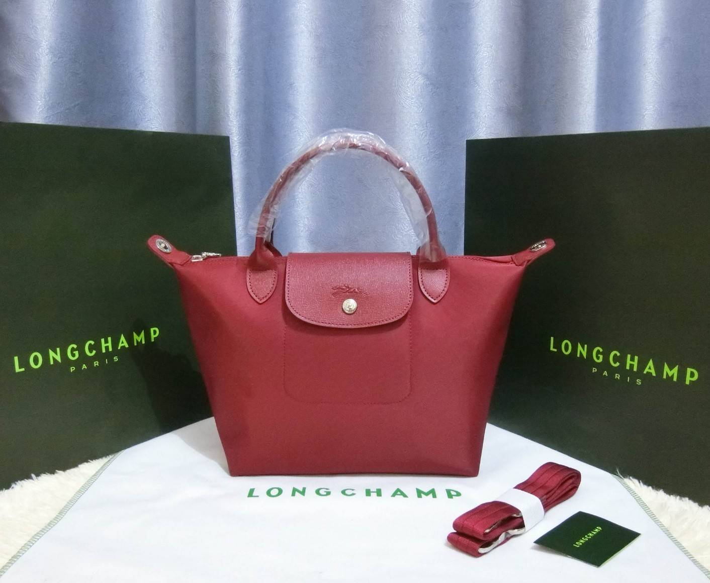 Longchamp Size S สินค้าใหม่ ของแท้!! เป็นล็อตผลิตเกินออเดอร์จากโรงงาน มาพร้อมการ์ด/ถุงผ้าแบรนด์/ถุงกระดาษแบรนด์ Size S: 25 x H. 23 x 16 cm. Color: Wine 609
