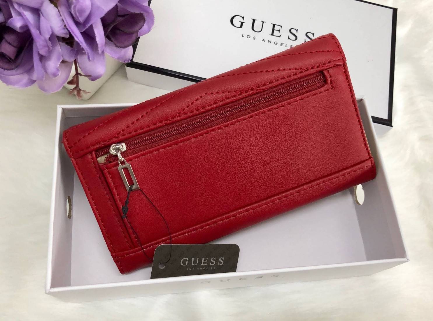 GUESS FACTORY WOMEN'S WALLET กระเป๋าสตางค์ใบยาว3พับดีไซน์สวยรุ่นใหม่ล่าสุดวัสดุหนังนิ่มขึ้นลายริ้วด้านหน้าประดับโลโก้แบรนด์สวย เปิดปิดด้วยฝาปิด ภายในมีทั้งช่องใส่รูป ช่องใส่ธนบัตร แบงก์พัน และช่องใส่บัตรหลายช่องแยกเป็นสัดส่วน ภาพถ่ายจากสินค้าจริงสวยน