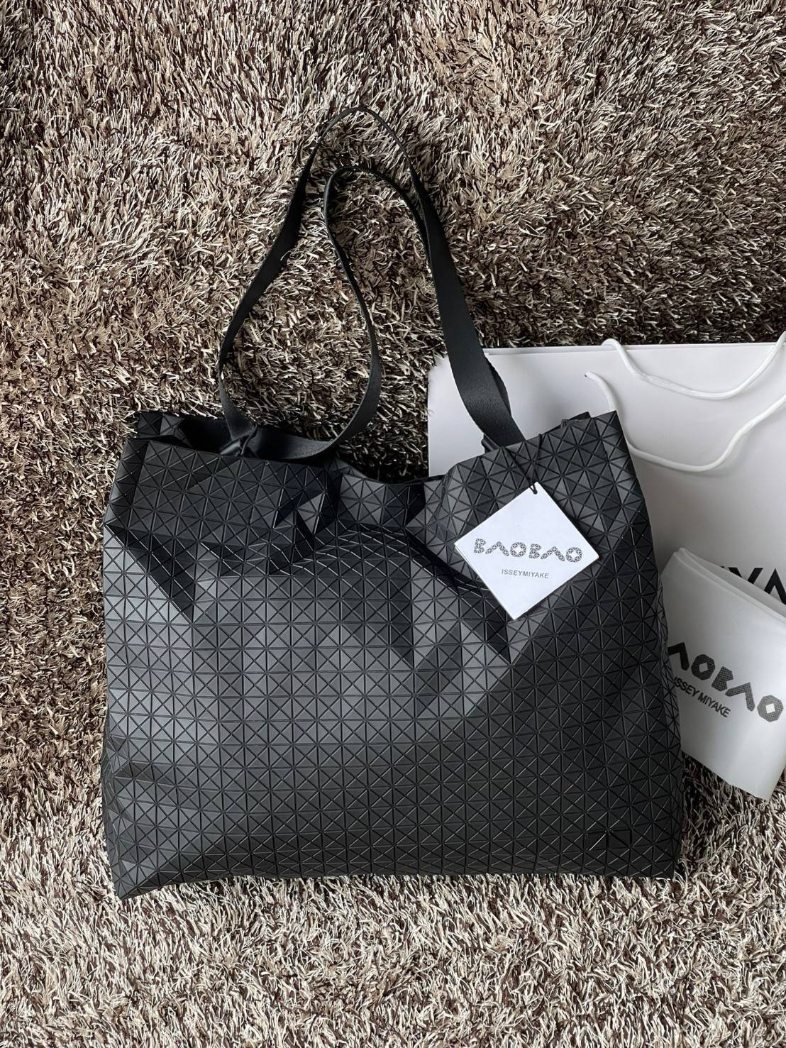 ORI 🥂 Baobao Issey Miyake Cart geometric tote bag / Miyake Cart Tote Bag รูปทรงที่สร้างขึ้นโดยบังเอิญ' เสื้อผ้าที่มีโครงสร้างและได้รับการออกแบบทางวิศวกรรมอันเป็นเอกลักษณ์ของแบรนด์ ส่งต่อไปยังเครื่องประดับที่น่าประทับใจและไร้กาลเวลาเหล่านี้ กร