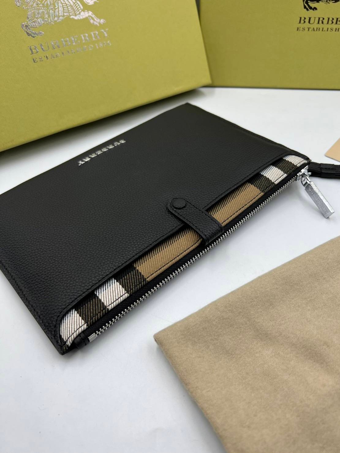 หนังแท้ BURBERRY CLUTCH BAG / BURBERRY Vintage Clutch กระเป๋าทรงคลัชท์ใช้ได้ทั้งหญิง/ชาย Unisex Clutch งานหนังแท้เกรดออริจินอล ภาพสินค้าถ่ายจากงานขายจริง ใช้งานต่างประเทศได้